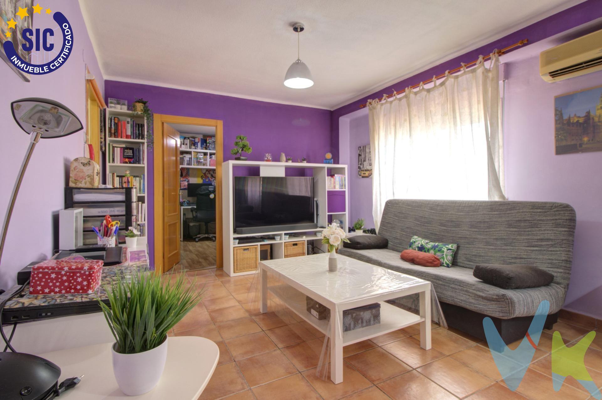 Imagina tener la playa a 6 km, una playa de arena fina con bandera azul y un paseo marítimo lleno de vida estival . Este cuarto piso sin ascensor, construido en 1970,  con una finca muy bien conservada por dentro,  te da la bienvenida con una distribución funcional que garantiza confort desde el primer día. Dos habitaciones dobles crean el refugio ideal para parejas y familias que desean calidad de vida sin complicaciones, cocina independiente con galería, cuarto de baño completo y salón comedor completan la vivienda. Lo más mágico: el entorno. Vives rodeado de colegios, tiendas, autobuses y la estación de Cercanías (líneas C‑5/C‑6), para llegar a Valencia en menos de media hora.  Cada jornada es un equilibrio perfecto: pasear entre paredes centenarias de piedra y, por la tarde, disfrutar de la puesta de sol en la Marjal dels Moros, un humedal cercano calificado como ZEPA —ideal para paseos y la observación de aves en familia. Este piso no es solo una dirección. Es un hogar asequible que ya está listo para vivir, donde cada rincón suma facilidad, calidez y serenidad. Invertir aquí significa apostar por un presente cómodo y un futuro con atractivo para arrendamientos o revalorización. Ven a verlo y vive lo que has imaginado: la combinación perfecta entre luz, tranquilidad, aire mediterráneo y comodidad urbana. Tu próxima historia comienza en Puçol. Si lo necesitas, te ayudamos con la financiación. Los impuestos, gastos de notaría, registro y honorarios de agencia no están incluidos en el precio de venta. Para mayor seguridad en la compraventa, todas nuestras viviendas poseen FICHA DE CERTIFICACIÓN DE INMUEBLES registrada por la Asociación de Inmobiliarias de la Comunidad Valenciana ASICVAL. Antes de comprar o de entregar las arras, pida el Certificado de la vivienda para estar seguro y tranquilo sobre la situación legal, urbanística y de cargas de la misma. INMOBILIARIA QUASABLANQUA está inscrita en el Registro de Agentes de Intermediación Inmobiliaria de la Comunidad Valenciana RAICV. 