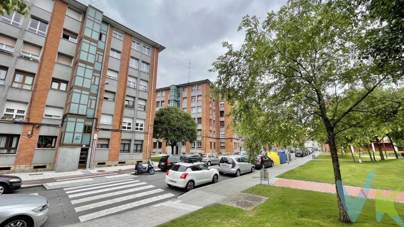 Piso en planta baja rodeado de zonas verdes y con vistas al parque.Esta vivienda totalmente reformada se encuentra en el barrio de Contrueces.Totalmente exterior y muy luminosa.Consta de dos dormitorios, cocina independiente y salón, además de trastero en la planta sótano del edificio.Si lo que estás buscando es una vivienda con un fantástico precio para entrar a vivir con todas las comodidades que te ofrece la ciudad en cuanto a servicios y comunicación pero quieres disfrutar de bonitas vistas desde cualquiera de las estancias de la casa a zonas ajardinadas y despejadas, llámanos y ven visitarla.