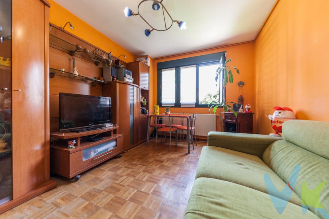 Iniciamos venta de vivienda del año 1999, ubicada en Montevil.Amplias zonas verdes, paradas de autobús supermercados, colegios...La vivienda está distribuida en 2 dormitorios, salón-cocina americana con una superficie útil de casi 21m2 y cuarto de baño. Toda exterior, con orientación sureste a zonas verdes. Además cuenta con trastero en el rellano de la escalera, pegado a la vivienda y amplia plaza de garaje en planta sótano.Caldera individual de gas ciudad para el agua caliente y la calefacción, suelos de parquet y gres, ventanas de aluminio lacado con doble cristal.Si buscas una vivienda seminueva y soleada, en una de las zonas más despejadas de la ciudad y con la comodidad de estar rodeado de todos los servicios, esta es para ti!Llámanos!! Tenemos la llave de tu vivienda ideal