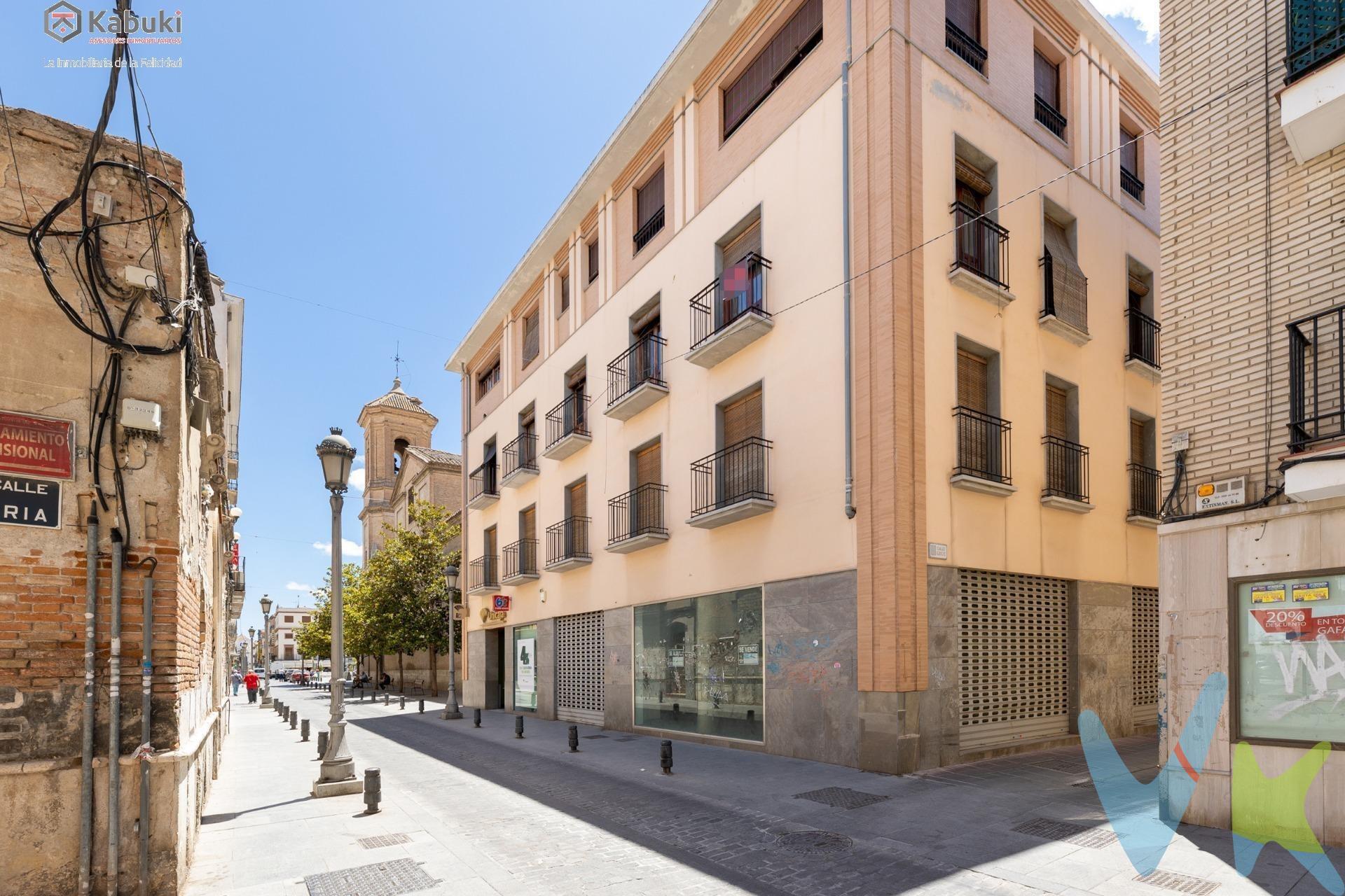 ¡Tu nuevo hogar te espera en Santa Fe! Este piso, listo para entrar a vivir, es la definición de confort y estilo. Con una iluminación envidiable, cada rincón de este hogar está bañado en luz natural, realzando los elegantes suelos de parquet que aportan calidez y un toque moderno. La vivienda cuenta con dos dormitorios, ideales para descansar y soñar. El baño es un espacio de serenidad, perfectamente equipado para tu rutina diaria. El salón es amplio y acogedor, el lugar perfecto para relajarte o entretener a tus invitados. La cocina, amplia y funcional, está diseñada para inspirar tus mejores recetas y momentos en familia. Disfruta del aire fresco en la terraza comunitaria, un oasis urbano para tus momentos de ocio. La cochera te proporciona la comodidad de no tener que buscar aparcamiento, mientras que el trastero ofrece un espacio extra para tus pertenencias. Este piso no es solo un lugar para vivir, es un espacio para crear recuerdos. ¡Ven a verlo y enamórate de tu futuro hogar!. *** El PVP indicado no incluye impuestos ni gastos de Escritura. Honorarios de agencia no incluidos. *** Las superficies expresadas en esta página tienen carácter descriptivo y son aproximadas. Los precios pueden ser susceptibles de modificación sin previo aviso. *** Esta vivienda se vende sin muebles.