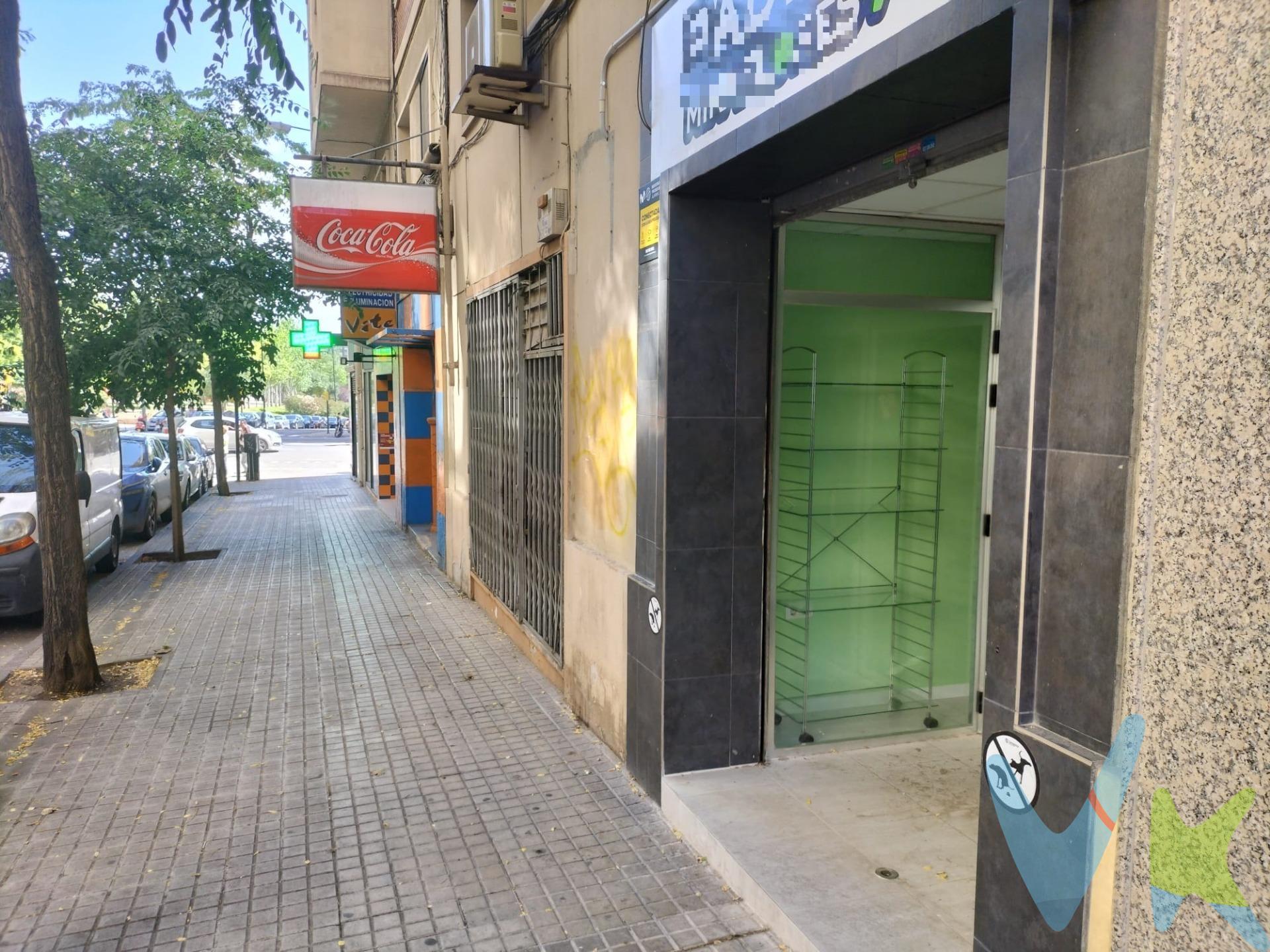 Calle Bonifacio García Menéndez. . Nos complace presentar esta excepcional oportunidad de inversión: un local comercial estratégicamente ubicado junto a la prestigiosa avenida Tenor Fleta. . Este inmueble reformado, destaca por su diseño funcional y versatilidad, perfecto para emprendedores y empresarios que buscan establecerse en una ubicación de alta visibilidad y tránsito peatonal. Dispone de sala central, baño y un escaparate que añade un elemento adicional de atractivo visual, ideal para exhibir productos o servicios de manera atractiva y captar la atención de transeúntes. En venta o alquiler, la opción que mejor se adapte a tus necesidades. ¡Esperamos poder ayudarle a convertir esta propiedad en el próximo éxito empresarial!. 