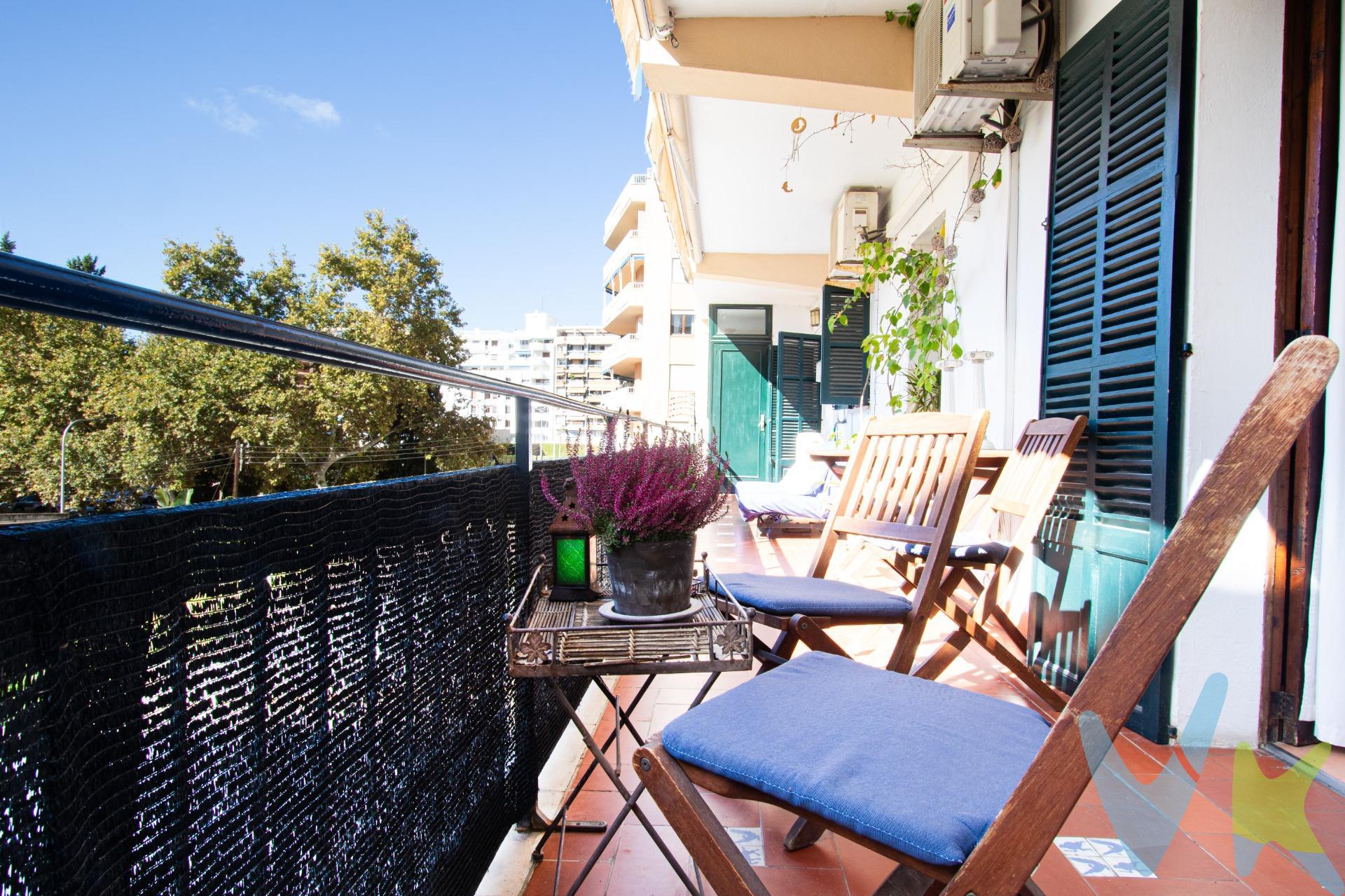 . Te presentamos una maravillosa planta baja en el corazón del barrio de Santa Catalina, en Palma de Mallorca, el lugar ideal para aquellas familias que han crecido y necesitan más espacio sin perder la calidez de un hogar acogedor. Esta zona es conocida por su ambiente vibrante, con una oferta de restaurantes, cafés y tiendas que le dan un encanto único. Además, para los amantes del deporte y la vida activa, el prestigioso club de tenis está a pocos metros, proporcionando una excelente opción para mantenerse en forma y disfrutar de actividades al aire libre. La propiedad cuenta con 214 m² perfectamente distribuidos en un diseño que combina comodidad y elegancia. Desde el momento en que entras, un espacioso hall te recibe y te lleva a un pasillo que distribuye las tres habitaciones dobles, una de ellas con un vestidor de 10 m² pensado para ofrecerte el confort y la privacidad que necesitas. Seguido de las habitaciones, se encuentran los dos baños completos y un despacho ideal para trabajar o estudiar desde casa, creando espacios cómodos y funcionales. A continuación, llegamos a los dos amplios salones y un comedor luminoso, perfectos para relajarse o disfrutar en familia. La cocina, completamente equipada y con despensa, se conecta tanto con los salones como con el comedor y cuenta con una mesa para cenas informales, ideal para compartir momentos especiales del día a día. Finalmente, encontrarás una terraza alargada de 16 m², perfecta para disfrutar de momentos al aire libre en un entorno íntimo y acogedor. Además, la propiedad dispone de un práctico espacio de lavandería. Esta vivienda desprende un encanto único, con techos altos que aportan carácter y estilo, además de una carpintería interior en madera que suma calidez. La carpintería exterior de PVC con cristal climalit garantiza un aislamiento perfecto. Además, el sistema de radiadores de agua caliente distribuye el calor de manera eficiente por toda la casa, mientras que el aire acondicionado en los salones y la cocina asegura confort durante todo el año. Santa Catalina y esta fantástica propiedad te esperan para que vivas a plenitud cada rincón de tu nuevo hogar. El precio de venta indicado no incluye el Impuesto de Transmisiones Patrimoniales (ITP), que será orientativamente del 8,88 %, ni los gastos notariales y registrales, estimados orientativamente en un 2 % del valor de la compraventa, los cuales deberán ser abonados por la parte compradora al firmar la correspondiente escritura pública. El importe de los impuestos se calcula sobre el precio final que conste en la escritura pública y puede variar en función de la normativa aplicable, así como de las subvenciones, ayudas, edad y demás circunstancias personales del contribuyente. Los honorarios de la agencia inmobiliaria serán asumidos íntegramente por la parte vendedora, no suponiendo coste alguno para la parte compradora. Inmobiliaria Inscrita en el Registre Oficial de Agents Immobiliaris de les Illes Balears con el NÚMERO REGISTRO: GOIBE747077/2024. 