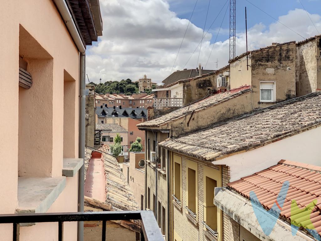 Vivienda con tres dormitorios y un baño. Acceso a la vivienda por la calle Herrerías, vistas a calle Carmen Baja. Dispone de radiadores y caldera de gas individual para calefacción. Es una tercera planta sin ascensor. Cuota de Hipoteca aproximada de 300 EUR/mes