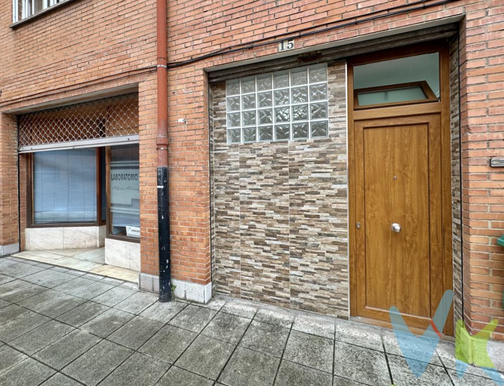   LOCAL COMERCIAL  Situado a escasos metros de la playa de LArbeyal, en una urbanización privada con patio cerrado y un entorno especialmente tranquilo.El inmueble se distribuye en una zona principal tipo salón-cocina, un baño completamente equipado con ducha, termo eléctrico, inodoro y lavabo, y una habitación independiente insonorizada con doble puerta, anteriormente utilizada como estudio de música.Cuenta con instalación eléctrica nueva, puerta de entrada blindada y persiana eléctrica con apertura y cierre mediante mando a distancia.Un espacio cómodo, seguro y versátil, ideal tanto para uso profesional como para estudio, despacho, almacén, taller creativo inversión, alquiler temporal, u otros usos según necesidades.Su ubicación, junto a la playa y dentro de una urbanización privada, ofrece un entorno tranquilo y discreto, con fácil acceso a todos los servicios de la zona.Una propiedad con muchas posibilidades en una ubicación muy próxima al mar.Honorarios de intermediación inmobiliaria a cargo del vendedor y honorarios de mediación inmobiliaria del 2% más I.V.A. a cargo del comprador. El consumidor tiene derecho, conforme a la normativa vigente, a disponer de información y documentación adicional relativa al inmueble y condiciones de la compraventa, accesible en la sede física de la agencia en la calle Corín Tellado 1 bajo de Gijón o a través del correo electrónico info@tufincagestion.com. La agencia actúa exclusivamente como intermediaria en la operación. Cualquier compraventa y sus condiciones quedan sujetas en todo caso a la aceptación expresa del vendedor del inmueble y a la posterior formalización del correspondiente contrato. El presente anuncio tiene carácter meramente informativo; la información suministrada se corresponde con la disponible a la fecha de publicación, pudiendo variar en función de las circunstancias o actualizaciones legales, contractuales y fiscales. Gastos e impuestos no incluidos en el precio. A título orientativo, en segundas transmisiones, el comprador abonará el Impuesto sobre Transmisiones Patrimoniales (ITP). Para consultar los porcentajes del ITP en Asturias puede hacerlo a través de la web oficial de servicios tributarios del Principado de Asturias https://sede.tributasenasturias.es/sites/sede/default/es_ES/Que-quieres-hacer/Transmisiones-Patrimoniales-y-AJD. La base imponible será el mayor valor entre precio de compraventa, tasación o valor de referencia catastral. Gastos de notaría y registro aranceles variables según precio, número de copias y complejidad). El comprador escoge libremente notario. El vendedor asume, por ley, los gastos que le correspondan, salvo pacto en contrario. Si se precisa hipoteca: Tasación, condiciones y costes bancarios según entidad elegida por el comprador; así como los gastos de gestoría y cualesquiera otros inherentes a la formalización de la compraventa. De acuerdo con la ley, no se incluyen en el precio otros gastos o tributos que legalmente correspondan al comprador. 