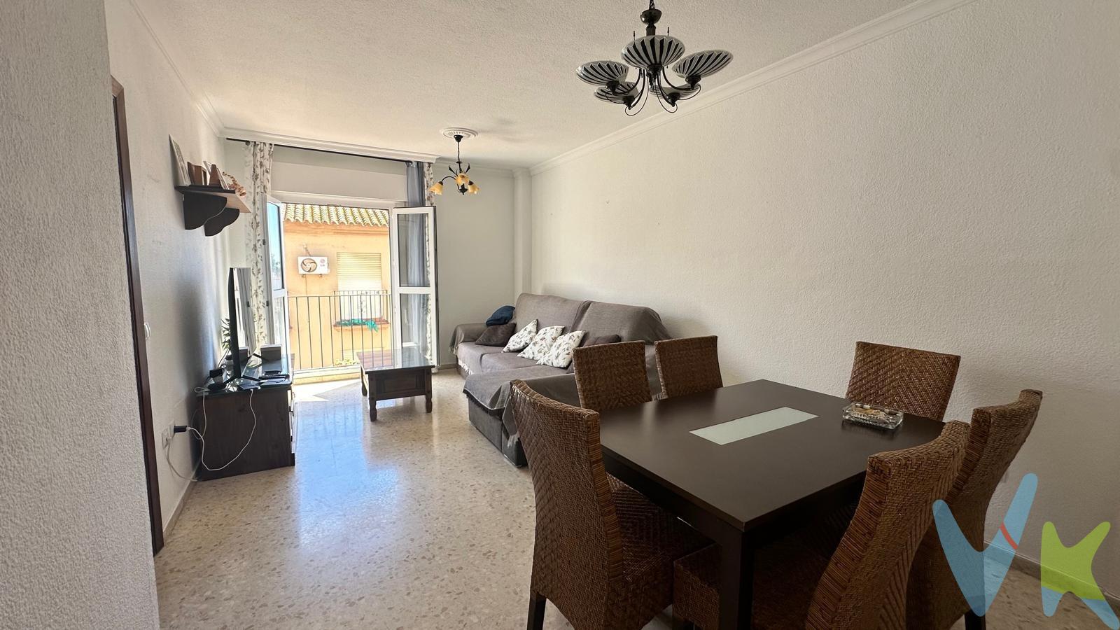 Si buscas una vivienda lista para entrar a vivir, luminosa y bien ubicada, esta puede ser tu oportunidad. Se vende estupendo piso en zona María Guerrero, situado en un edificio con ascensor y con plaza de garaje incluida, lo que aporta una gran comodidad en el día a día. La vivienda destaca especialmente por su gran luminosidad, gracias a sus balcones a lo largo de toda la vivienda, que permiten la entrada de abundante luz natural y aportan amplitud a todas las estancias. Se encuentra en buen estado de conservación, por lo que podrás instalarte desde el primer día sin necesidad de reformas importantes. Una ubicación ideal, con todos los servicios cerca: comercios, colegios, transporte y zonas de ocio. Una vivienda perfecta tanto para familias como para quienes buscan comodidad, luz natural y buena ubicación. 📞 Para más información o concertar una visita, no dude en ponerse en contacto. Información legal y gastos. * Operación sujeta a ITP, cuyo tipo general es del 7% respecto al precio de venta, pudiendo reducirse al 6% o 3,5% en determinados supuestos conforme a la Ley 5/2021, de 20 de octubre, de Tributos Cedidos de la Comunidad Autónoma de Andalucía. * Honorarios de agencia - El comprador deberá abonar a la agencia unos honorarios del 3% del precio de compraventa (mínimo 3.000 €), más IVA del 21%. * Gastos de Notaría y Registro - Se estiman aproximadamente 2.000€, dependiendo del precio final, número de copias, extensión de la escritura y complejidad, conforme al Real Decreto 1426/1989 (arancel notarial) y Real Decreto 1427/1989 (arancel registral). * Financiación - En caso de financiación bancaria, los gastos asociados deberán ser consultados directamente con la entidad financiera correspondiente. . Nota importante. La agencia realiza labores de intermediación. Las condiciones finales de la compraventa estarán sujetas a la aceptación expresa de la parte vendedora y a la posterior formalización contractual.