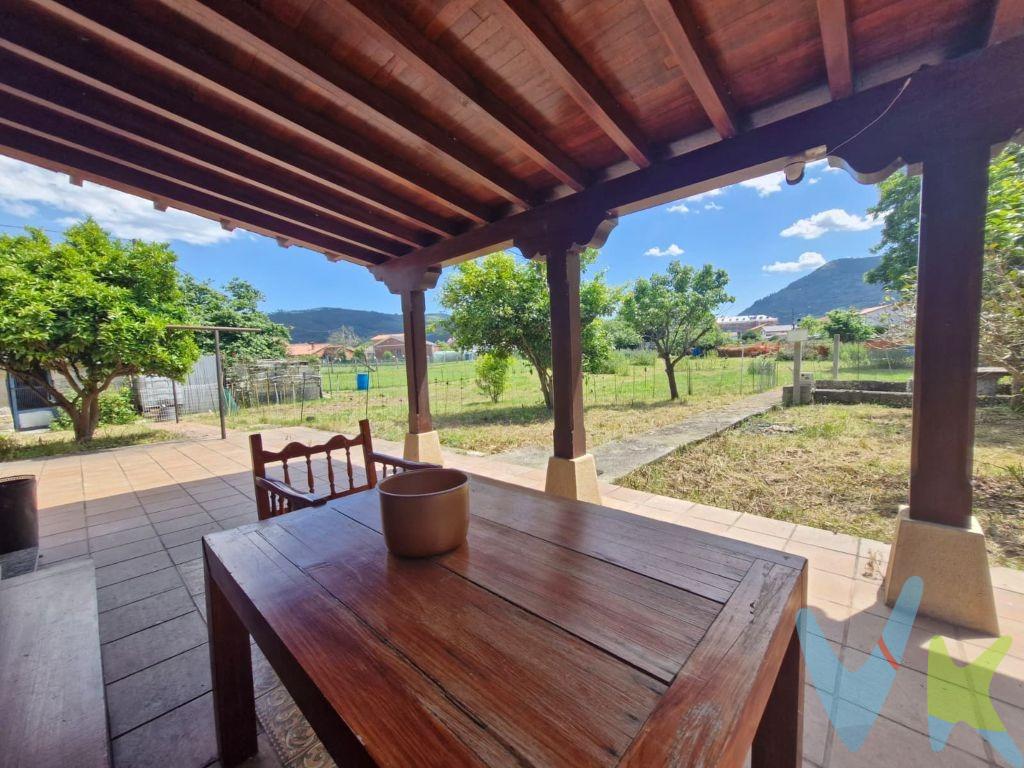 Casa de planta baja con Jardín en Los Corrales de Buelna. Se vende casa en planta baja situada en la zona de La Hoya, Los Corrales, en un entorno residencial tranquilo, bien comunicado y con muy buenos servicios cercanos. La vivienda, asentada sobre una preciosa parcela de terreno urbano de más de 1.600 m²,  tiene una superficie útil de 105 m² y más de 128 m² construidos. Distribución cómoda y funcional; desarrollada en su práctica totalidad en una sola planta, la casa se compone de un espectacular porche orientado al sur, una agradable sala de estar, cocina amplia con salida directa al jardín, tres cómodos dormitorios, un cuarto de baño, y garaje.  Además, dispone de una zona de lavandería y de un espacio bajo cubierta muy aprovechable. Un lugar agradable para vivir; su soleada parcela de terreno totalmente llano, recogida e íntima, te permite vivir con gran privacidad y al mismo tiempo disfrutar de servicios y comodidades urbanas. Su ubicación es uno de sus grandes atractivos: zona residencial con colegios, supermercados, autobuses y tren en las proximidades, además de contar con fácil acceso a la autopista, lo que garantiza una excelente conexión con otras localidades. Una oportunidad ideal para quienes buscan una cómoda vivienda en planta baja, con terreno y próxima al centro urbano. Impuestos y gastos legales no incluidos en el precio. 