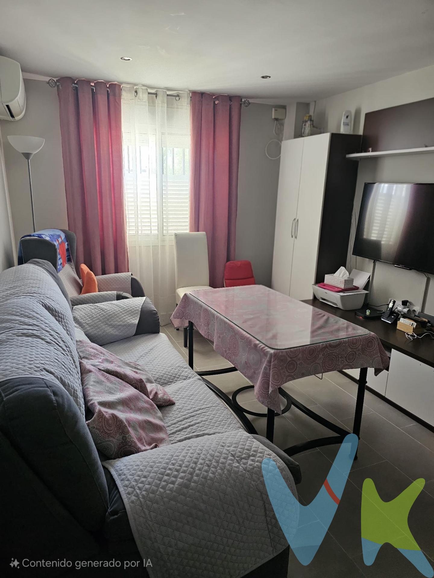 Amplia vivienda en Triana, junto Parque de la Vega y a pocos metros de la Torre Pelli. Se trata de una planta. Consta de 83m2 construidos con buena distribución. El salón es de paso, muy cómodo. La cocina es independiente y se encuentra amueblada, con acceso a patio privativo de unos 8m2. El piso dispone de tres dormitorios con armarios empotrados y un baño con amplia placa de ducha. Las ventanas son de climalit de aluminio lacado en blanco, las puertas de madera lacada en blanco y el suelo porcelánico. Cuenta con dos splits de aire acondicionado. Totalmente reformado en 2014. Ventilación cruzada, salón y dormitorio principal al exterior, dos habitaciones, baño y cocina al patio. Edificio reformado con ascensor. Situado en zona tranquila,  con paradas de autobuses, comercios, colegios etc..a 400m de Torre Sevilla. Situación inmejorable. Solicité visita!!. Informamos a nuestros clientes compradores que el precio de venta no incluye lo siguiente: Honorarios de la agencia inmobiliaria, Impuestos (I.T.P., I.V.A. o A.J.D., en su caso) ni otros gastos de la compraventa (gastos de Registro de la Propiedad, Notaría, Gestoría ni de posible Financiación). Documento F.I.S. a disposición del consumidor según Decreto 218/2005 Junta de Andalucía.