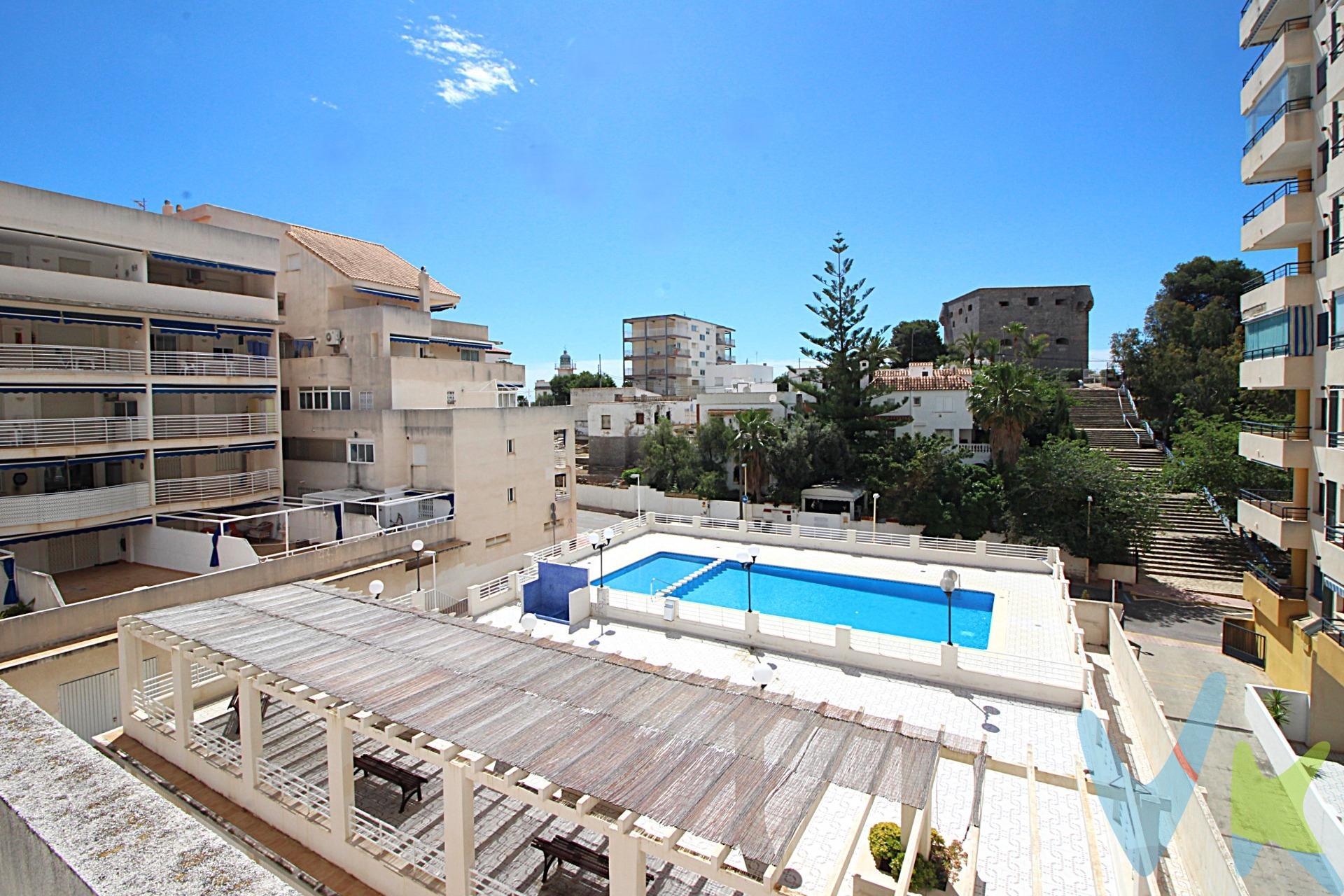 Excelente apartamento a poco minutos de la playa de La Concha en zona tranquila, ideal para relajarte y disfrutar del verano. La vivienda tiene acceso por un pasillo exclusivo lo que te permite una mayor privacidad. Una vez en ella nos encontramos con un amplio salón comedor muy luminoso, cocina independiente totalmente equipada, un baño completo, dos habitaciones dobles con armarios empotrados y lo más deseado para aquellos que buscan la vivienda de playa, una espectacular terraza, donde podrás crear diferentes ambientes y disfrutar del sol, las vistas y el aire libre. Además cuenta con  plaza de parking para estacionar tu vehículo de forma segura, trastero para poder almacenar objetos y piscina comunitaria para  refrescarte en los meses de calor.  ¡ NO LO DEJES ESCAPAR Y VEN A VISITARLO!. La Concha, con forma de bahía, te ofrece un mar en calma apto para todos los públicos. Columpios y toboganes; hamacas y sombrillas te esperan. Completamente accesible, la playa de La Concha es también el centro de las actividades lúdicas. Un bello atardecer prolongará tu estancia hasta la hora del aperitivo y un cielo plagado de estrellas espera tu paseo nocturno. Esta maravillosa playa cuenta con los distintivos de Bandera Azul, ISO14001, SICTED (Sistema Integral de Calidad Turística en Destino) y “Q” Qualitur. Los metros útiles son aproximados. Este inmueble es en exclusiva, con lo que le facilitamos cualquier información sobre la vivienda. Por este motivo, solicitamos no molesten al propietario, ocupantes de la propiedad, vecinos o conserje de la comunidad. . Muchas gracias por su comprensión. El precio indicado puede sufrir variaciones. En todos los casos los precios expuestos son más impuestos y gastos derivados de la transmisión del inmueble. 