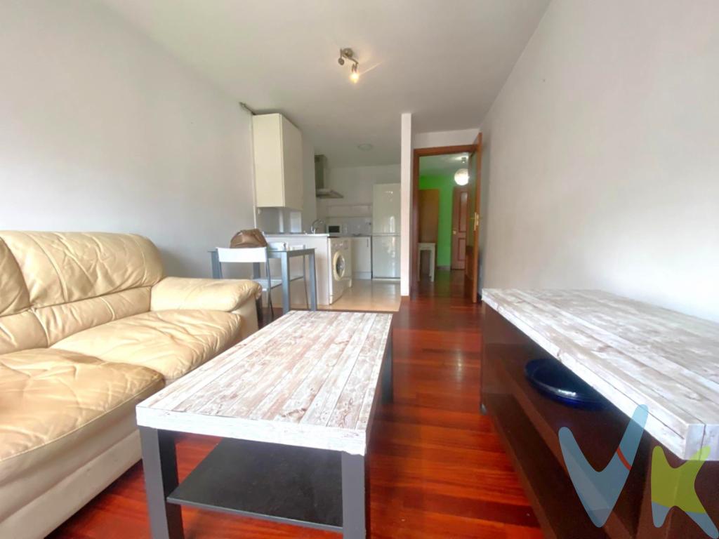 Tu refugio moderno a un paso de TorrelavegaDescubre este encantador apartamento de un dormitorio en Santiago de Cartes, una localidad tranquila y bien conectada, ideal para quienes buscan comodidad, funcionalidad y una excelente ubicación. Ubicado en un edificio de diseño actual, sin barreras arquitectónicas y con ascensor, esta vivienda ofrece una experiencia accesible y confortable para todos. Se vende completamente amueblado, listo para entrar a vivir o comenzar a rentabilizar desde el primer día si lo destinas al alquiler.Además incluye plaza de garaje, un valor añadido que garantiza comodidad y seguridad. Perfecto para una persona sola, una pareja o como inversión: su alta demanda en alquiler asegura una rentabilidad muy atractiva.Rodeado de todos los servicios esenciales (supermercados, transporte, zonas verdes y más), este apartamento combina la tranquilidad de una población acogedora con la cercanía de Torrelavega, a sólo unos minutos.No dejes pasar esta oportunidad!!! Ven a visitarlo y déjate sorprender por su potencial!!! ¡Tu nuevo comienzo puede estar a solo una visita de distancia!
