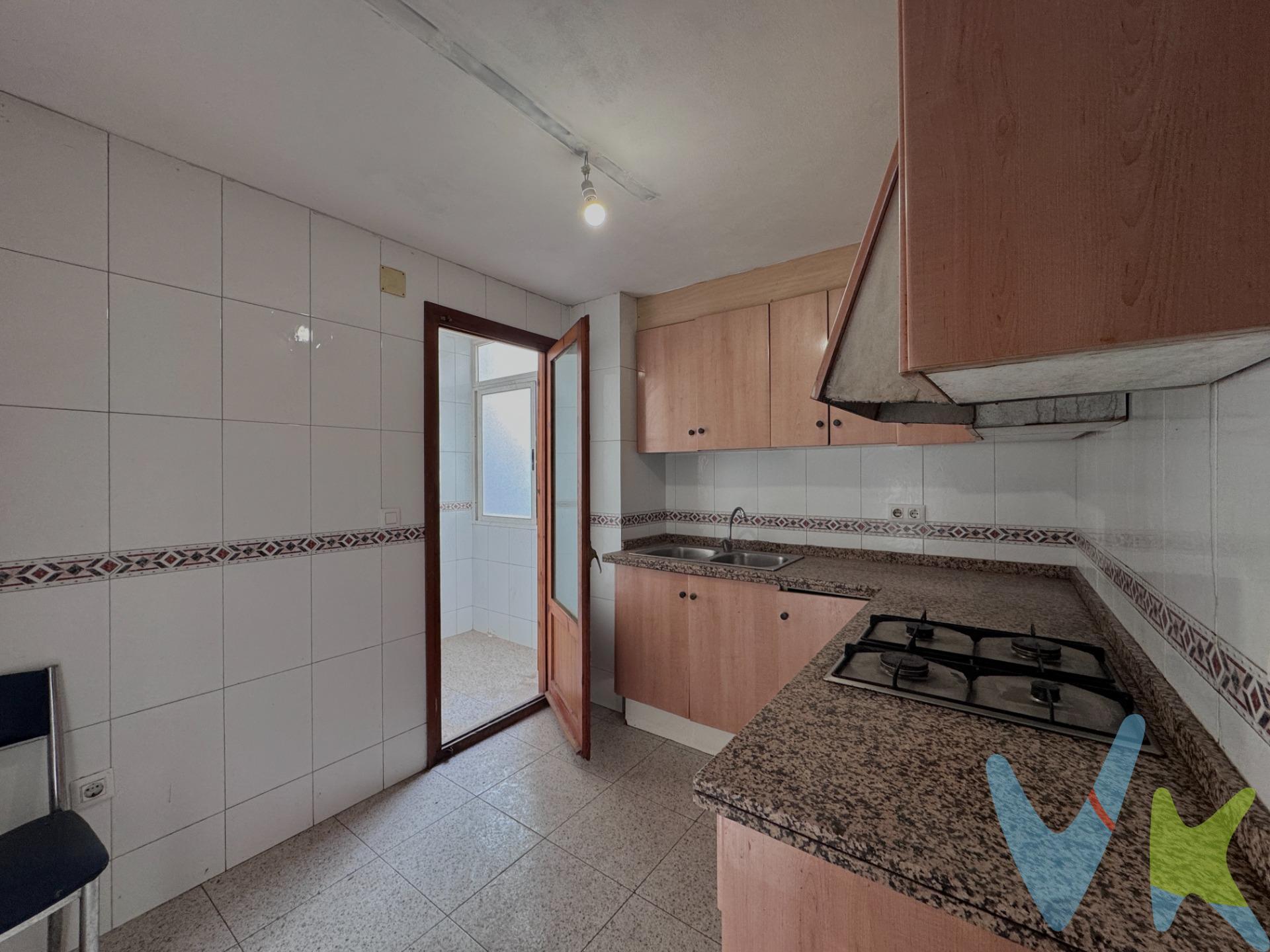 Hay pisos que están bien… y hay otros que sabes que pueden convertirse en algo muy especial. Este es uno de ellos. Ubicado en una zona donde todo está a mano, donde el día a día resulta cómodo y práctico, y donde además sabes que siempre hay movimiento y demanda. Vivir o invertir aquí significa tenerlo fácil: servicios, conexiones y uno de los parques más importantes de la ciudad a pocos minutos para desconectar cuando lo necesites. La vivienda tiene ese tipo de espacio y luz que ya no es tan fácil de encontrar. Es perfecta para quien quiere hacer las cosas a su manera, sin adaptarse a lo que hay, sino creando un hogar propio desde cero. Aquí puedes imaginar, diseñar y construir exactamente lo que quieres. Y si lo miras con mentalidad de inversión, encaja igual de bien: es una zona que funciona, que se alquila y que tiene recorrido. Con una buena actualización, puedes convertirla en un activo muy interesante. Al final, se trata de eso: de ver más allá de cómo está hoy y entender todo lo que puede llegar a ser.  Si buscas una vivienda con potencial de verdad, en una zona que siempre responde, esta merece que la veas. . ¡¡¡Llámanos ahora mismo y agenda tu visita!!!. En cumplimiento de las obligaciones de información previstas en la Ley 10/2025, de 28 de. diciembre, de servicios de atención a la clientela y transparencia, así como en la normativa. sectorial vigente, se hace constar que el precio indicado no incluye los gastos e impuestos. inherentes a la adquisición, los cuales se desglosan a continuación:. - Impuesto sobre Transmisiones Patrimoniales (ITP): Se aplicará el tipo impositivo vigente en la. Comunidad Valenciana, generalmente el 10%, sin perjuicio de tipos reducidos aplicables según. las circunstancias personales del comprador o las características del inmueble. El impuesto se. devenga sobre el Valor de Referencia Catastral o el precio de venta, aquel que resulte superior. Para una información exhaustiva sobre el funcionamiento, tipos impositivos y bonificaciones del. ITP, puede consultar el portal oficial de la Agencia Tributaria autonómica en el siguiente enlace:. www.atv.gva.es/es/itpajd. - Gastos de Notaría: Los honorarios notariales se calcularán conforme al arancel oficial regulado. en el Anexo I, del Real Decreto 1426/1989, de 17 de noviembre, por el que se aprueba el arancel. Notarial. - Gastos de Registro: La inscripción en el Registro de la Propiedad se facturará según el arancel. oficial establecido en el Anexo I, del Real Decreto 1427/1989, de 17 de noviembre, por el que se. aprueba el arancel de los Registradores de la Propiedad. - Gastos de Gestión: Los honorarios por la tramitación administrativa, liquidación de impuestos e. inscripción registral, en el supuesto de ser a cargo de la agencia inmobiliaria, ascienden a 450€. (IVA incluido). - Honorarios Agencia del Vendedor: incluidos en el precio publicado. - Honorarios Agencia del Comprador: Se informa que eventualmente podrían existir honorarios. profesionales a cargo del adquirente, en aquellos casos en que se hubieran contratado. previamente los servicios específicos del encargo de compra y en ningún caso estarán. vinculados al precio. La agencia actúa exclusivamente como intermediaria en la operación. Cualquier compraventa y. sus condiciones quedan sujetas en todo caso a la aceptación expresa del propietario del. inmueble y a la posterior formalización del correspondiente contrato. El presente anuncio tiene. carácter meramente informativo; la información suministrada se corresponde con la disponible a. la fecha de publicación, pudiendo variar en función de las circunstancias o actualizaciones. legales, contractuales y fiscales.