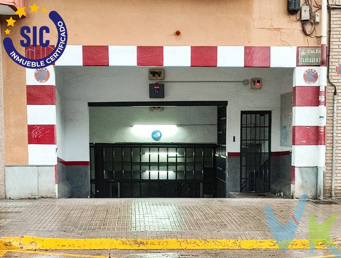 Se pone a disposición una excelente oportunidad para adquirir una plaza de garaje ubicada en la codiciada zona de la Raiosa, en calle Carcaixent número 10 Valencia. Esta plaza, aunque de dimensiones más ajustadas, resulta sumamente práctica y funcional, siendo especialmente idónea para aquellos que posean una motocicleta o un vehículo de tamaño pequeño. La principal ventaja reside en la comodidad que ofrece, ya que al disponer de esta plaza, se elimina la frustrante tarea de buscar aparcamiento al regresar del trabajo, permitiendo disfrutar de un merecido descanso de manera inmediata. Considerando el tiempo valioso que se pierde a diario dando vueltas en busca de un espacio donde estacionar, esta opción se presenta como una inversión inteligente y rentable. . Se extiende una cordial invitación para que aquellos interesados se acerquen a conocer personalmente esta plaza de garaje y constaten por sí mismos los beneficios que puede aportar a su rutina diaria. No pierda la oportunidad de simplificar su vida y asegurar un lugar seguro para su vehículo. La descripción del presente inmueble e imágenes tienen mero carácter informativo y en ningún caso carácter contractual, pudiendo ser modificados por la inmobiliaria comercializadora sin que ello implique responsabilidad alguna frente a terceros. En el precio de venta a público, esta propiedad NO incluye los gastos de adquisición (Notario, registro, gestión, honorarios, etc…). 