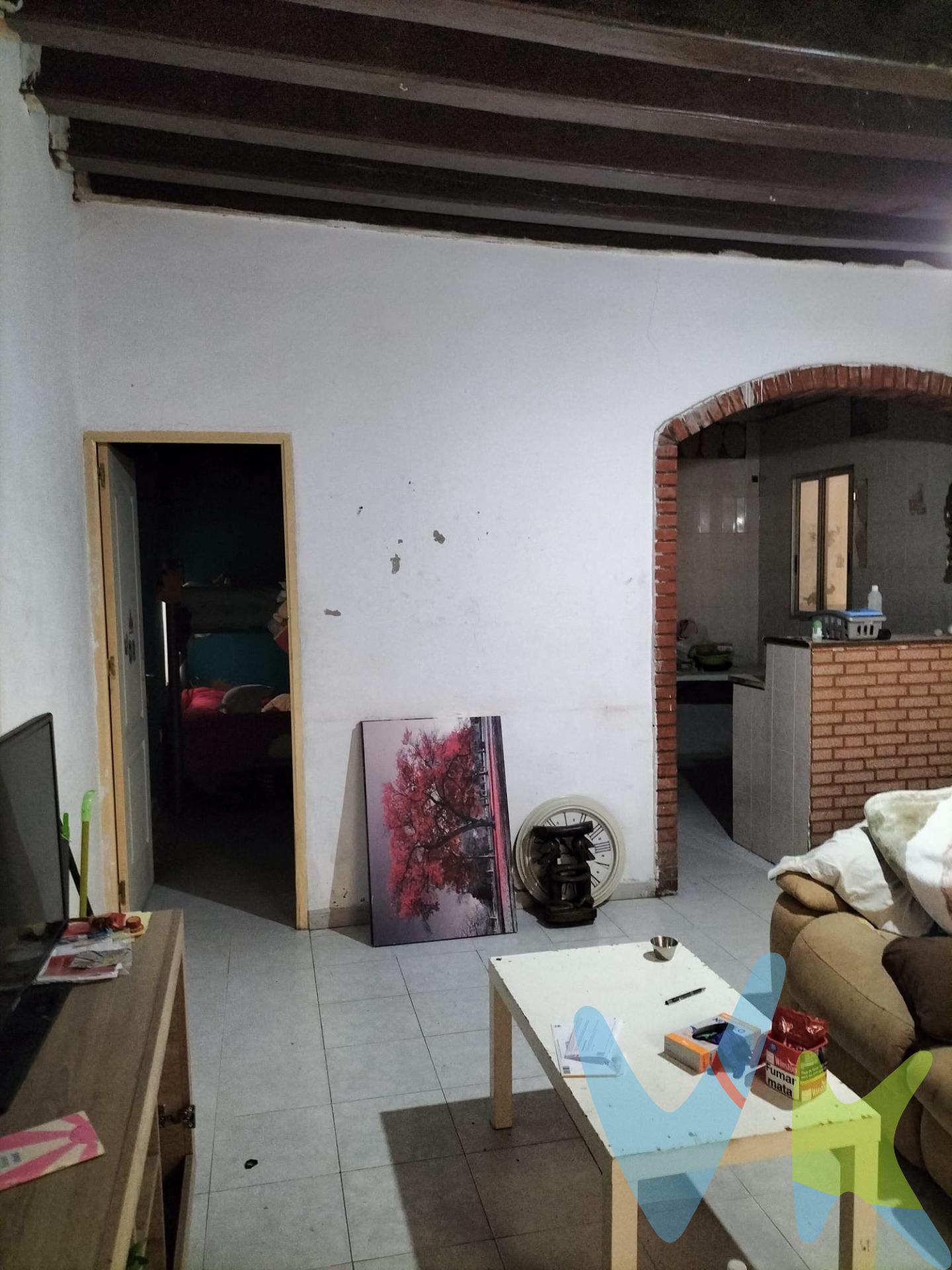 Casa para reformar en venta, ubicada en el centro de la localidad. Ideal para inversores, constructores o quienes buscan convertir un punto estratégico en un proyecto único. A pesar de su estado, la propiedad ofrece una ubicación inmejorable, ya que se encuentra en la calle principal, rodeada de comercios. El inmueble necesita una renovación total, pero su estructura base y distribución, permiten crear un proyecto moderno, urbano y funcional. Documentación al día y acceso fácil para visitas. . 