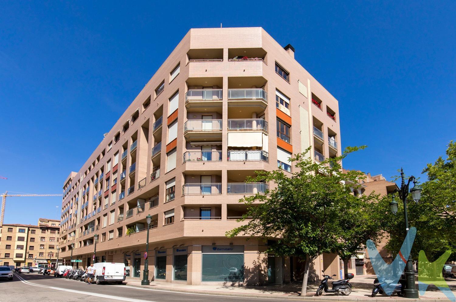 Vivienda a estrenar con terrazas, garaje y trastero junto a la Plaza de Toros de Zaragoza. Ponemos a la venta este fantástico piso ubicado en la calle Marie Curie, junto a la Plaza de Toros de Zaragoza. Una vivienda a estrenar, luminosa, con excelentes calidades y una distribución muy cómoda. Cuenta con 65 m² útiles de superficie cerrada más 12 m² de terrazas con agradables vistas a la Plaza de Toros. Se distribuye en un amplio salón con salida directa a una de las terrazas, dos dormitorios dobles, uno de ellos también con acceso a la terraza, cocina independiente totalmente equipada con todos los electrodomésticos y salida a una espaciosa galería. El edificio destaca por su moderna y cuidada construcción, con materiales de primera calidad y un diseño pensado para ofrecer confort y eficiencia. Se han utilizado acabados de alta gama como puertas macizas, suelos de tarima, y cuenta con preinstalación de aire acondicionado y alarma, además de calefacción individual a gas. Además, se incluye en el precio una amplia plaza de garaje y trastero, lo que completa una oferta muy cómoda y práctica para entrar a vivir directamente. Una oportunidad única de adquirir una vivienda nueva en una excelente ubicación. ¡Ven a conocerla!. 