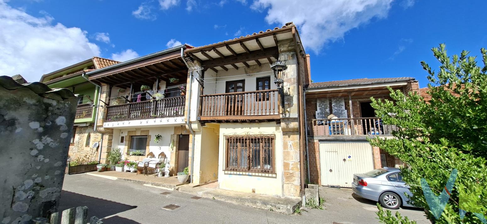 Si buscas una propiedad con carácter, espacio exterior y muchas posibilidades para crear tu propia vivienda, esta casa adosada en Valoria, municipio de Udías, puede ser una excelente oportunidad.La vivienda cuenta con 143 m² construidos y necesita una reforma integral, lo que permite plantear una distribución completamente adaptada a tus necesidades y convertirla en una acogedora vivienda en un entorno tranquilo y rodeado de naturaleza.Frente a la casa dispone de un jardín privado de aproximadamente 135 m², en el que además existe una construcción que puede ofrecer diferentes posibilidades según el proyecto de reforma: zona de almacenaje, taller, espacio auxiliar, etc.Su principal atractivo, además de sus posibilidades, es sin duda su ubicación. Valoria se encuentra en un entorno rural tranquilo, pero perfectamente comunicado y a poca distancia de algunos de los lugares más interesantes de la costa y del interior de Cantabria.A pocos minutos encontramos Cabezón de la Sal, donde dispondrás de todos los servicios necesarios para el día a día: supermercados, comercios, colegios, centros médicos, restauración y todo tipo de servicios.También se encuentra muy cerca de Comillas, uno de los pueblos más emblemáticos de Cantabria, con su impresionante patrimonio, el Capricho de Gaudí, el Palacio de Sobrellano y su magnífica playa.A poca distancia las playas y localidades tan atractivas como Oyambre, San Vicente de la Barquera, ideales para disfrutar del mar y de la naturaleza durante todo el año.Además, la proximidad a la autovía A-8 facilita las comunicaciones tanto hacia Santander como hacia Torrelavega y el resto de Cantabria, así como hacia Asturias.Una propiedad especialmente interesante para quienes buscan una casa para reformar a su gusto, con jardín y en un entorno natural, pero sin renunciar a tener cerca servicios, buenas comunicaciones, playas y algunos de los destinos turísticos más bonitos de Cantabria.Una vivienda con muchas posibilidades para crear un hogar a tu medida en un entorno privilegiado.Consúltanos para más información y para concertar una visita.