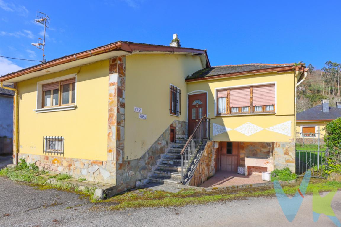 Tu refugio ideal en Trevías: naturaleza, tranquilidad y mar a un paso, sin renunciar a todos los servicios.Imagina vivir en un lugar donde la montaña, el río y el mar se unen para ofrecerte una calidad de vida excepcional. Esta casa independiente con finca en Trevías (Valdés) es ese sitio especial que muchos buscan y pocos encuentran: el equilibrio perfecto entre naturaleza, comodidad y buena conexión.Trevías es un pueblo con vida durante todo el año y todos los servicios a pie: supermercado, gasolinera, centro de salud, colegio, farmacia, bares y restaurantes, todo ello a solo dos minutos caminando. Además, se encuentra a tan solo 16 minutos de Luarca y a 8 minutos de la playa, lo que te permite disfrutar del mar siempre que quieras sin renunciar a la tranquilidad del interior.El entorno es simplemente idílico y único. Desde el propio pueblo parten rutas y senderos junto al río Esva, un río de gran valor ecológico en el que se han detectado especies como anguila, lubina, salmón, corcón y platija, reflejo de la excelente calidad de sus aguas. Además, el río Esva alberga la mayor población de nutrias de Europa, un auténtico privilegio para los amantes de la naturaleza y la vida salvaje.La vivienda es independiente y cuenta con finca privada, perfecta para disfrutar de los días soleados, comidas al aire libre o momentos de relax. En su interior ofrece una distribución cómoda y muy luminosa, con tres dormitorios, uno de ellos de gran tamaño, ideales tanto para familia como para invitados. Dispone de un baño completo y un salón con un gran ventanal, que aporta una magnífica luminosidad natural y conecta el interior con el entorno verde que rodea la casa. La gran cocina se convierte en el corazón del hogar, pensada para el día a día y para disfrutar en compañía.Además, la propiedad cuenta con tres espacios de almacenamiento:Un almacén con caldera de gasóleo y depósito.El sótano de la vivienda, con múltiples posibilidades.Un almacén independiente en la finca, utilizado como zona de lavado con aseo y guardado de aperos.Ya sea como vivienda habitual o segunda residencia, esta casa es perfecta para quienes sueñan con vivir rodeados de naturaleza auténtica, disfrutando de montaña, río y mar, en una de las zonas más especiales del occidente asturiano.Aquí no solo compras una casa, compras un estilo de vida.No incluidos en el precio: ITP, notaría y registro. LOS HONORARIOS DE LA AGENCIA INMOBILIARIA SON ASUMIDOS INTEGRAMENTE POR LA PARTE VENDEDORA NO SUPONIENDO COSTE ALGUNO PARA EL COMPRADOR. 
