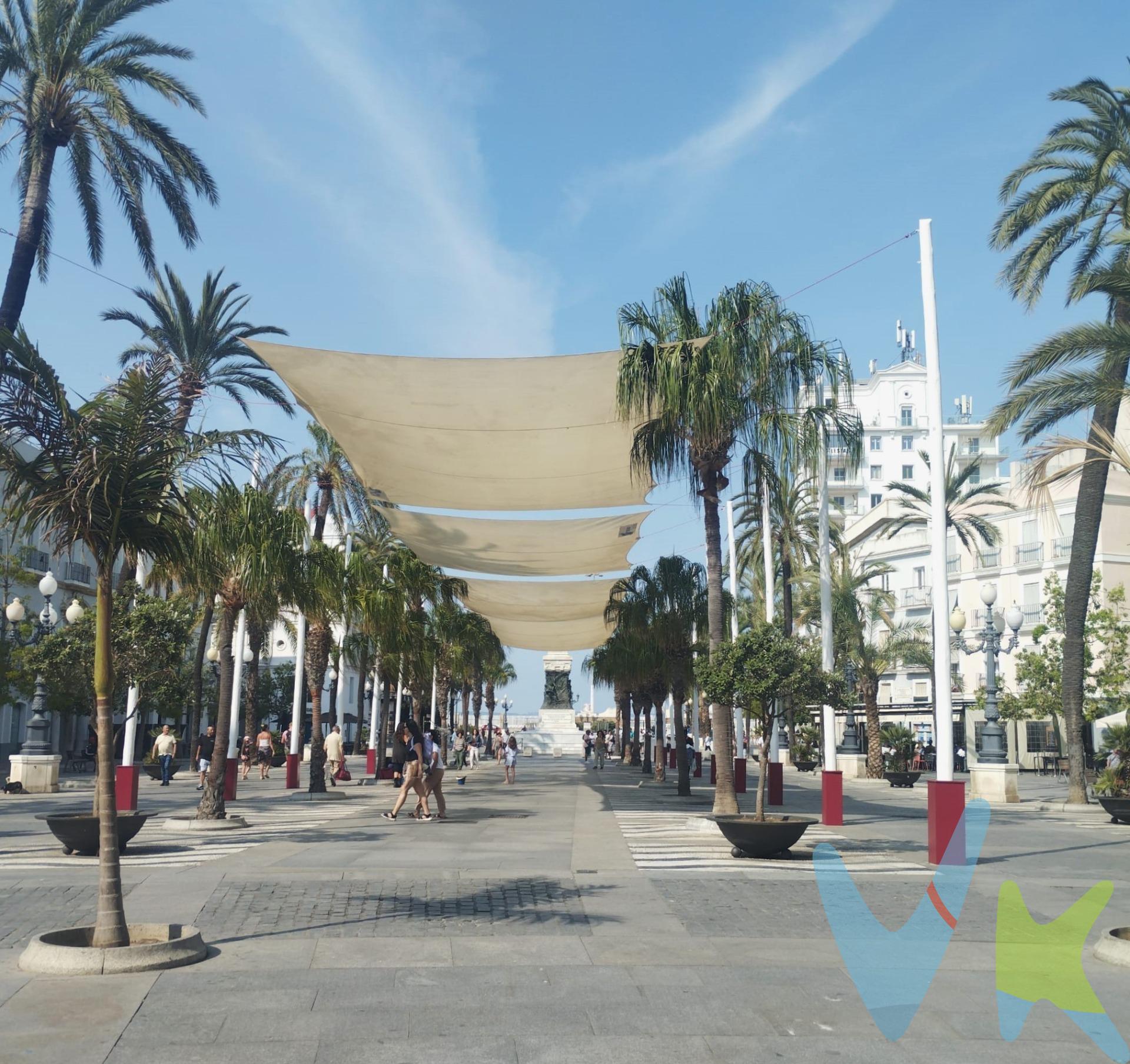 ¿ Te imaginas despertad cada día con la plaza del Ayuntamiento a tus pies? Esta vivienda, ubicada en una de las zonas más emblemáticas de la ciudad, te ofrece una oportunidad única; una terraza cerrada con vistas directa a la plaza del ayuntamiento, perfecta para disfrutar de la luz natural gracias a su excelente orientación sur. El piso está en buen estado y listo para entrar a vivir, aunque también ofrece un sinfín de posibilidades de reformas para adaptarlo completamente a tu gusto. La ubicación es inmejorable, a pocos pasos del puerto, la Catedral Campo del Sur y rodeado de todo tipo de tiendas, servicios y vida diaria. Un lugar ideal tanto para vivir como para invertir. No lo dejes escapar. Â¡ Ven a verlo y enamórate de sus vistas y su potencial!. Precio final completo comprador: 327.100.-€  . Incluyendo gastos según ley:.  ITP 7% general 20.650.-€, tipos reducido www.juntadeandalucia.es . Gasto notarial: aprox. 400€ www.notaria.org . Registro prop. 350 € aprox. www.registro.org. Honorarios comprador 3% + I.V.A. del precio de venta. Por mandato expreso del propietario, comercializamos este inmueble en exclusiva, lo que le garantiza el acceso a toda la información, a un servicio de calidad, un trato fácil, sencillo y sin interferencias de terceros. Por este motivo, se ruega no molestar al propietario, a los ocupantes de la propiedad o a los vecinos. Muchas gracias por su comprensión. Si usted es agente inmobiliario y tiene un cliente para este inmueble, llámenos.  .  .  Informamos a nuestros clientes de que los gastos de notaría, registro, gestaría, impuestos y los honorarios de la agencia no están incluidos en el precio. A su vez, disponemos del documento informativo abreviado de la propiedad (según decreto 218/2005, del 11 de octubre) y de seguro de caución, para la protección del dinero entregado como señal para la reserva de una vivienda o inmueble.