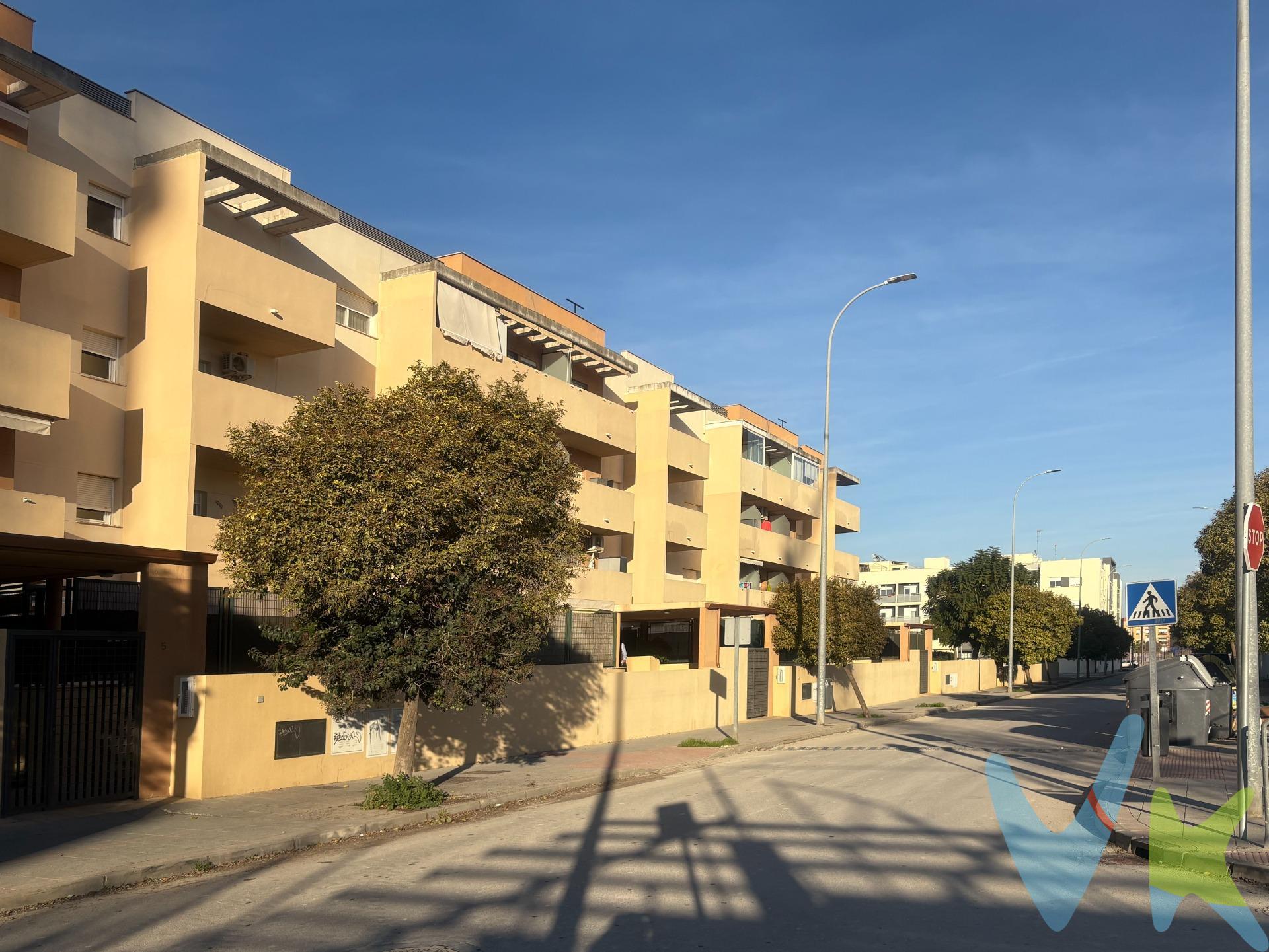 Esta encantadora vivienda resulta ideal para quienes buscan comodidad y calidad de vida. Dispone de tres acogedores dormitorios muy amplios, además de dos baños completos que garantizan confort y funcionalidad en el día a día. Desde el salón comedor, accedes a un amplio patio privado de 40 m2, donde podrás relajarte al aire libre y disfrutar de momentos inolvidables con familia y amigos. Además la cocina cuenta con salida a otro patio privado interior de 20 m2. Disfruta del lujo adicional que proporciona tener no solo una piscina comunitaria, sino también amplias zonas ajardinadas, merendero y pista de pádel en la urbanización. Por si fuera poco, también dispone de garaje y trastero numerados, exclusivo para residentes en planta sótano. A pocos metros de la Urbanización, encontrarás parada de autobuses que te facilitarán los desplazamientos por la ciudad. La ubicación es inmejorable: rodeada de centros comerciales relevantes donde realizar sus compras diarias y colegios cercanos lo convierten en un lugar privilegiado tanto para vivir como invertir. Las zonas infantiles presentes hacen este espacio perfecto si tienes niños pequeños o simplemente deseas disfrutar del ambiente familiar presente alrededor. Este hogar realmente representa una oportunidad excepcional dentro del mercado inmobiliario local. NO LO DUDES Y LLÁMANOS, TE LA MOSTRAREMOS ENCANTADOS.. Disponemos del Documento Informativo Abreviado de la propiedad (D.I.A), según Decreto 218/2005, de 11 de octubre. La Agencia Inmobiliaria también dispone de Seguro de Caución, para la garantía y protección de las cantidades económicas entregadas como señal para la reserva de una vivienda. Así mismo, informamos que los gastos Notariales, Registrales, ITP, Honorarios de la Agencia y otros gastos inherentes a la compraventa no está incluidos en el precio. Por mandato expreso del propietario, comercializamos este inmueble en exclusiva compartida, lo que le garantiza el acceso a toda la información, a un servicio de calidad, un trato fácil, sencillo y sin interferencias de terceros. Por este motivo, se ruega no molestar al propietario, a los ocupantes de la propiedad o a los vecinos. Muchas gracias por su comprensión