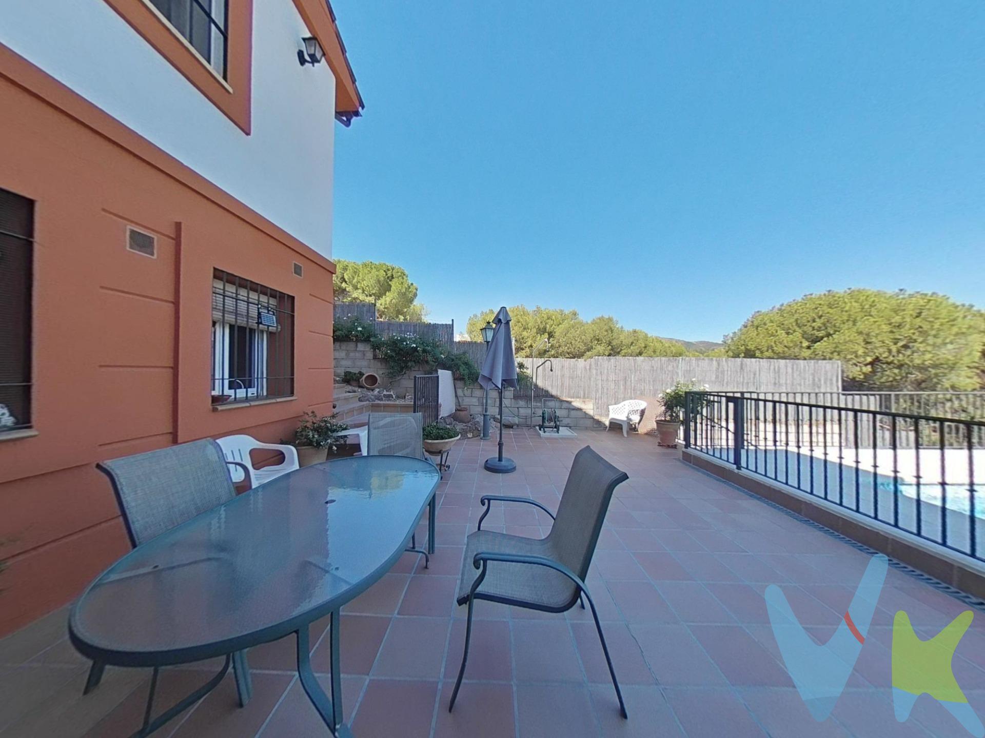 🏡Si llevas tiempo soñando con disfrutar de la tranquilidad de la Sierra de Córdoba sin renunciar a la cercanía de la ciudad, este chalet independiente en la zona de Maestre Escuela puede ser lo que estabas buscando. Ubicado en un entorno residencial rodeado de naturaleza y zonas verdes, a pocos minutos del centro de Córdoba, disfrutarás de la privacidad, el silencio y las vistas que solo la sierra puede ofrecer. La vivienda se distribuye en planta principal y sótano perfectamente equipado como vivienda independiente con salón y cocina, destaca por su amplitud. Cuenta con 5 dormitorios, 5 baños, armarios empotrados, 2 salones con chimenea cada uno, trastero y un magnífico porche desde el que contemplar unas vistas despejadas difíciles de igualar. Uno de sus grandes atractivos es su distribución simétrica en la planta principal, que permite adaptarla a diferentes necesidades familiares e incluso valorar la creación de dos espacios independientes. En el exterior encontramos todo lo necesario para disfrutar del estilo de vida que muchos buscan y pocos encuentran:. ✔ Piscina independiente. ✔ Zona de frutales y jardines. ✔ Aparcamiento techado. ✔ Espacios abiertos para reuniones y ocio al aire libre. Es una vivienda ideal para familias que necesitan espacio, para quienes teletrabajan, para varias generaciones conviviendo o simplemente para quienes desean cambiar el ruido por tranquilidad y metros por calidad de vida. Aquí podrás disfrutar de desayunos en el porche, tardes junto a la piscina, reuniones con amigos y la sensación de vivir rodeado de naturaleza sin alejarte de la ciudad. Una propiedad con carácter, amplitud y posibilidades que merece ser descubierta en persona. 📞 Llámanos y ven a visitarla. Hay casas que se ven en fotografías y otras que solo se entienden cuando las pisas. Cláusula de Transparencia y Desglose de Gastos (Ley 10/2025).  PRECIO DE VENTA + GASTOS.  En cumplimiento de las obligaciones de información previstas en la Ley 10/2025, de 28 de diciembre, de servicios de atención a la clientela y transparencia, así como en la normativa sectorial vigente, se hace constar que el precio indicado no incluye los gastos e impuestos inherentes a la adquisición, los cuales se desglosan a continuación:.  * Honorarios Agencia del comprador: 2,5 % del precio final de venta más el 21% de IVA (con un mínimo de 3.600 € más el 21% de IVA).  * Impuesto sobre Transmisiones Patrimoniales (ITP): Se aplicará el tipo impositivo vigente en la Comunidad Autónoma de Andalucía (generalmente el 7%, sin perjuicio de tipos reducidos del 3,5%, 1,2% o 1% aplicables según las circunstancias personales del comprador o las características del inmueble). El impuesto se devenga sobre el Valor de Referencia de Catastro o el precio de venta, aquel que resulte superior.  * Gastos de Notaría: Los honorarios notariales se calcularán conforme al arancel oficial regulado en el Anexo I, del Real Decreto 1426/1989, de 17 de noviembre, por el que se aprueba el arancel Notarial.  * Gastos de Registro: La inscripción en el Registro de la Propiedad se facturará según el arancel oficial establecido en el ANEXO I, del Real Decreto 1427/1989, de 17 de noviembre, por el que se aprueba el arancel Notarial.  * Gastos de Gestión (Gestoría): Los honorarios por la tramitación administrativa, liquidación de impuestos e inscripción registral ascienden a [600 aprox.] € (IVA incluido). * Para cumplir con la normativa vigente tenemos a disposición del cliente la Ficha de segundas y ulteriores transmisiones de inmuebles. El precio anunciado no tiene caducidad, pero puede sufrir alteraciones sin previo aviso.  Para una información exhaustiva sobre el funcionamiento, tipos impositivos y bonificaciones del ITP en Andalucía, puede visitar la página: https://www.juntadeandalucia.es/organismos/economiahaciendayfondoseuropeos/areas/tributos-juego/tributos/paginas/impuestos-cedidos-transmisiones.html. 