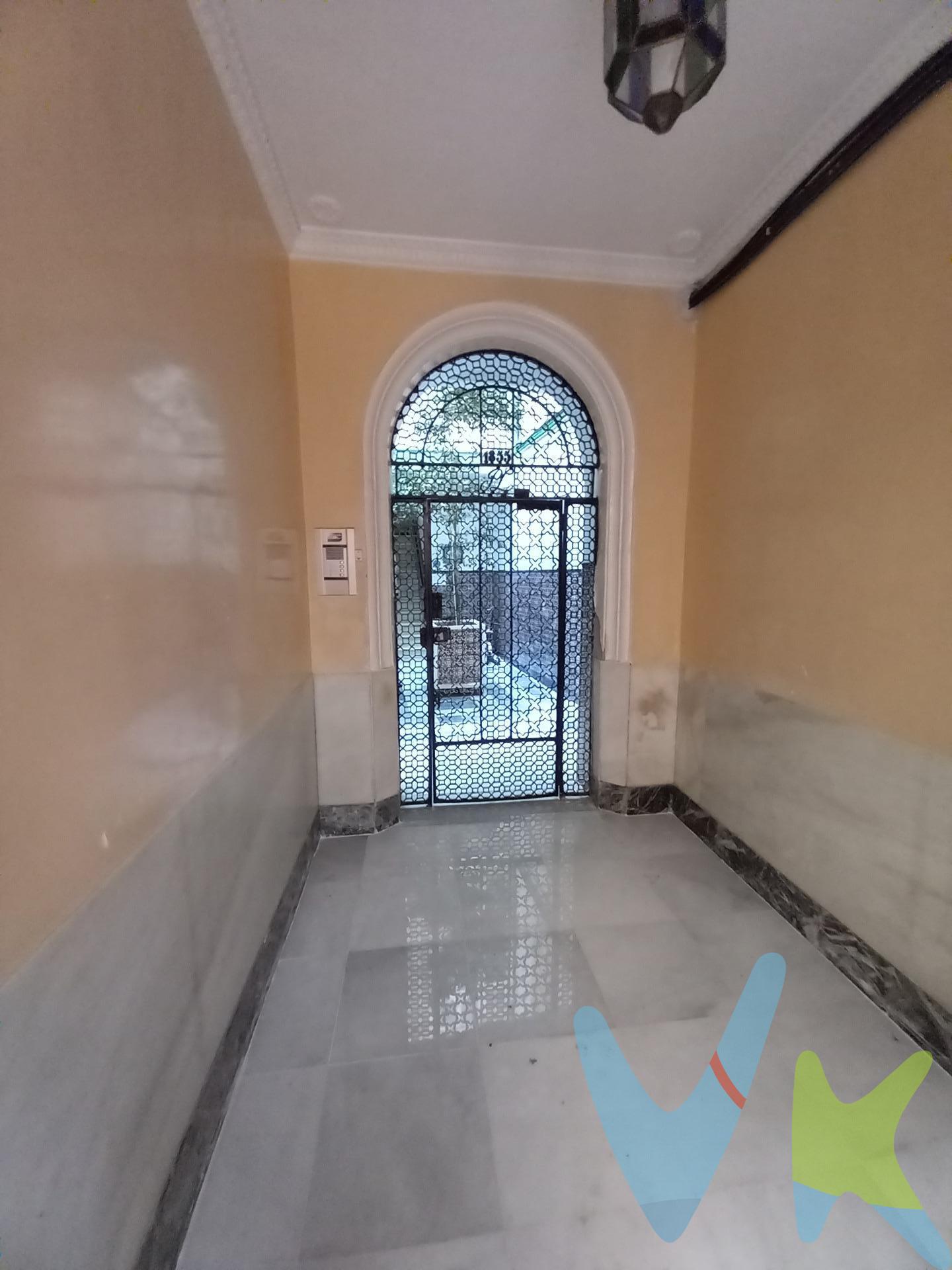 Sumérjase en la historia y el esplendor del centro de Cádiz con esta magnífica Casa Señorial construida en 1888. Ubicada en la arteria principal de la ciudad, esta propiedad es una oportunidad única para vivir en una pieza de arte arquitectónico con un carácter y una elegancia inigualables. Con casi 190 m² de superficie, la vivienda deslumbra por sus amplios espacios y una excepcional entrada de luz natural que inunda cada rincón durante todo el día, creando un ambiente cálido y acogedor. Su diseño clásico se complementa con una distribución funcional que alberga siete (7) espaciosos dormitorios y dos (2) cuartos de baño. ✨ Puntos Clave a Destacar:. - Ubicación Premium: Situada en el centro neurálgico, a un paso de las emblemáticas calles Mina y Ancha, disfrutando de la mejor oferta cultural, gastronómica y de ocio. - Carácter Histórico: Una joya con más de un siglo de antigüedad, manteniendo la esencia de la arquitectura señorial gaditana. - Ideal para Inversores: Su gran tamaño y distribución versátil ofrecen un enorme potencial para ser dividida en dos unidades de vivienda independientes (previa consulta y estudio), maximizando el retorno de la inversión. - Gran Potencial: Perfecta tanto para establecer una espaciosa residencia familiar de ensueño, como para un proyecto de alquiler turístico o de larga duración de alto nivel. ¡No deje pasar la oportunidad de adquirir una auténtica 'joya con solera' en una ubicación privilegiada!. Le invitamos a descubrir el encanto de esta propiedad. ¡Ven a conocerla hoy mismo!. 