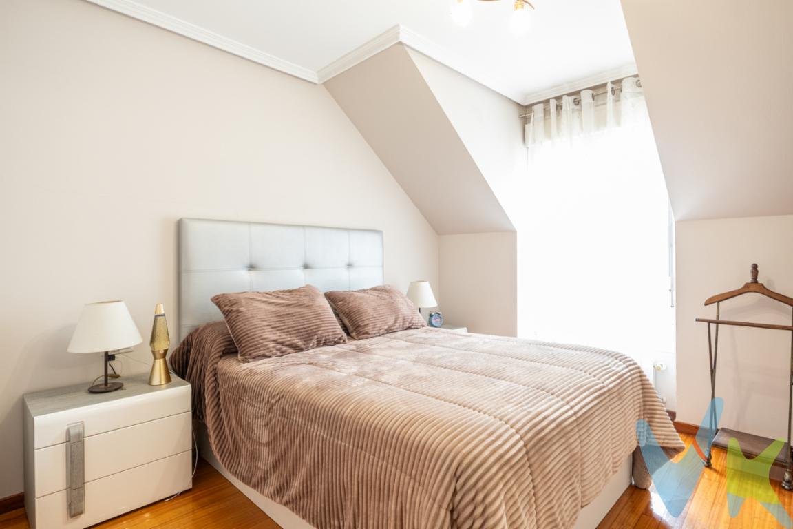 Ático en venta Sama Langreo AsturiasPresentamos una magnífica oportunidad para adquirir un piso en venta, ubicado estratégicamente en la encantadora localidad de Sama. Este acogedor inmueble, cuidadosamente mantenido, se encuentra en la quinta planta de un edificio construido en el año 2000, lo que garantiza tanto modernidad como solidez en su estructura. Con un total de 73 metros cuadrados construidos y 63 metros cuadrados útiles, ofrece un espacio bien distribuido que maximiza la comodidad y funcionalidad.Se distribuye en hall, cocina, salón-comedor, 2 dormitorios y 2 baños.Trastero en planta sótano del edificio.Al ingresar, será recibido por un ambiente lleno de luminosidad gracias a su excelente orientación Sur Oeste y sus amplios ventanales que permiten la entrada de luz natural durante todo el día. La sala de estar se presenta amueblada con gusto y elegancia, proporcionando un entorno acogedor donde relajarse o recibir visitas. La cocina, equipada, se convierte en el lugar ideal para quienes disfrutan de la cocina y desean contar con todos los elementos necesarios para su comodidad diaria.El piso dispone de dos habitaciones, una de ellas con armario empotrado. Los espacios han sido diseñados pensando en las necesidades actuales, ofreciendo un refugio perfecto al final de un largo día. Sus dos cuartos de baño uno con plato de ducha y otro con bañera, complementa la oferta de este inmueble, combinando funcionalidad y estilo.Calefacción de gas Ciudad. Suelos de parquet y gres. Ventanas de PVC.Por si fuera poco, esta propiedad incluye un trastero de 7 metros cuadrados adicional, proporcionando espacio extra para el almacenamiento de esos objetos que necesitamos tener a mano pero que no deseamos que ocupen el área principal del hogar. Y pensando en su comodidad, el edificio está equipado con un ascensor que le permitirá acceder cómodamente a su piso sin importar la cantidad de compras o pertenencias que lleve consigo.La ubicación es, sin duda, un punto fuerte de este inmueble. Con cercanía a la estación de tren, desplazarse tanto dentro de Sama como a otras localidades se convierte en una tarea sencilla y rápida. Además, también se beneficia de varias líneas de autobús, multiplicando las opciones de transporte público a su disposición. Todo esto le permite disfrutar de la tranquilidad de la zona sin renunciar a la conectividad con el resto de la región.A tan solo 28 minutos en coche de Gijón. A 23 minutos de Oviedo. A 38 de Avilés.En resumen, esta propiedad es ideal para aquellos que buscan un hogar bien ubicado, moderno y con todas las comodidades necesarias para entrar a vivir sin complicaciones. Ya sea que desee hacer de este lugar su residencia principal, una segunda vivienda para escapadas relajantes o una inversión inmobiliaria segura, este piso satisface cada una de estas expectativas.No pierda la oportunidad de visitar esta joya inmobiliaria en Sama. Experimente personalmente las ventajas de esta vivienda y déjese convencer por sus encantos. Para más información o para agendar una visita, no dude en ponerse en contacto con nosotros. Estamos seguros de que, al conocerla, verá en ella su próximo hogar. 