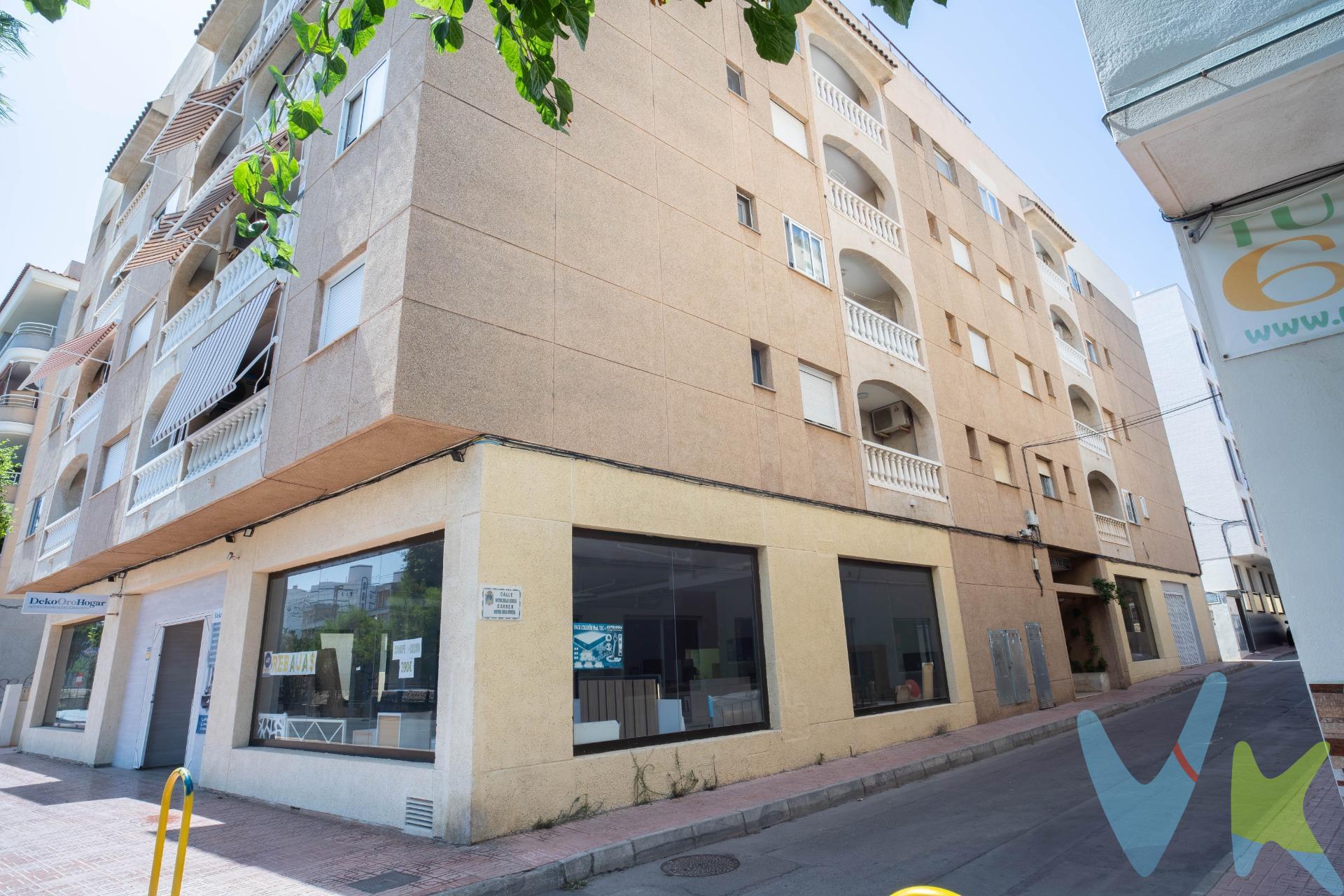 Descubre esta encantadora vivienda en Oropesa del Mar, situada a sólo unos pasos de la espléndida Playa de La Concha. Con una superficie construida de 58 m² y útil de 51 m², su ingeniosa distribución cuadrada sin pasillos maximiza el espacio disponible. Este piso cuenta con dos amplias habitaciones dobles y un baño completo, todo presentado en perfecto estado para entrar a vivir sin necesidad de reformas o adaptaciones iniciales. Disfruta además de un acogedor balcón ideal para relajarte al aire libre después de un día bajo el sol. Su ubicación estratégica dentro del pueblo asegura tranquilidad mientras tienes acceso cercano a todos los servicios esenciales como colegios y transporte público (autobuses). Perfecta tanto como residencia principal como segunda vivienda para disfrutar del clima mediterráneo durante todo el año; también dispone bomba frío/calor en el salón asegurando confort independientemente de la época. Los metros útiles son aproximados. Este inmueble es en exclusiva, con lo que le facilitamos cualquier información sobre la vivienda. Por este motivo, solicitamos no molesten al propietario, ocupantes de la propiedad, vecinos o conserje de la comunidad. . Muchas gracias por su comprensión. El precio indicado puede sufrir variaciones. En todos los casos los precios expuestos son más impuestos y gastos derivados de la transmisión del inmueble . La operación esta sujeta al Impuesto de Transmisiones Patrimoniales (ITP), cuyo tipo general es del 9%, gastos de Notaría, Registro de la Propiedad y en su caso, gestoría.