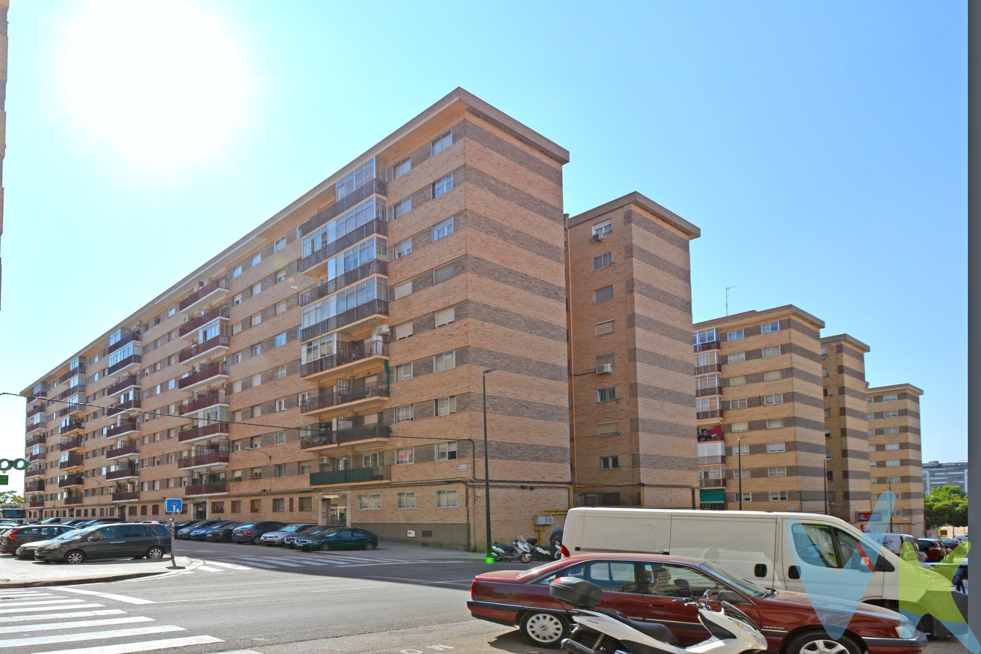 PISO DE 3 HABITACIONES CON TRASTERO EN LA PAZ - C/ MEDINA ALBAIDA .  . Vivienda exterior y muy luminosa de 73 m² útiles distribuidos en tres dormitorios amplios, salón con balcón exterior a la calle, cocina independiente totalmente equipada y baño. Suelos de tarima flotante, ventanas de aluminio climalit, y puertas de roble. Aire acondicionado por bomba de frio calor en salón.  .  INCLUYE TRASTERO DE 14 M² EN EL PRECIO. Finca con 2 ascensores. Gastos de comunidad muy asequibles, ya que la comunidad cuenta con una vivienda alquilada en la planta baja.  . Cerca de zonas verdes e infantiles, centro de salud, colegios e institutos y paradas de autobús de las líneas 23,31 y C4. Con acceso a tercer y cuarto cinturón en 3 minutos.  . ¡¡ NO TE PIERDAS EL REPORTAJE FOTOGRÁFICO Y EL TOUR 360º QUE TENEMOS PREPARADO PARA TI !!. ¡¡¡ NO DEJES PASAR ESTA OPORTUNIDAD, TE ENCANTARÁ !!!. Y SI QUIERES ASESORAMIENTO FINANCIERO SIN COMPROMISO, CONSULTA CON NOSOTROS. BUSCAMOS SOLUCIONES🏡,. ENCONTRAMOS HOGARES💙
