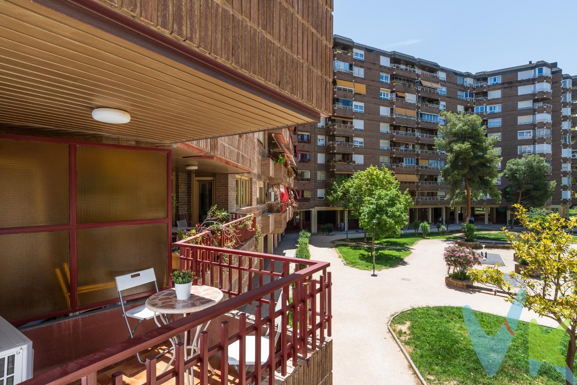 En la Av. Cesáreo Alierta, junto al Parque Miraflores, encontramos esta gran vivienda de 4 dormitorios, 2 baños, 3 terrazas, garaje y trastero. 100 m² útiles distribuidos en 4 dormitorios dobles. Destaca el dormitorio principal, que cuenta con zona de vestidor y un baño en suite con plato de ducha. La vivienda se completa con un segundo baño completo con bañera. Dispone de un agradable salón con vistas al Parque Miraflores y acceso directo a una terraza exterior. La cocina es independiente, espaciosa, equipada con electrodomésticos, muebles actualizados hace unos años y una práctica barra. Tanto la cocina como uno de los dormitorios tienen acceso al gran atractivo de esta vivienda: dos impresionantes terrazas interiores privadas de 36 m² y 17 m², ofrecen intimidad y un desahogo perfecto para un comedor de verano, un rincón de descanso al aire libre o tener tus propias plantas. Dispone de tres armarios empotrados en diferentes estancias y un armario de aluminio en una de las terrazas. El salón y uno de los dormitorios (ahora utilizado como comedor) disponen de split de aire acondicionado. Los suelos son de parquet y las ventanas de aluminio. La calefacción y agua caliente son centrales con contador individual. Gastos de comunidad de 150€/mes. Mediante el ascensor accedemos a la plaza de garaje y al trastero. Una gran oportunidad para quienes buscan una vivienda espaciosa, con posibilidades de reforma y la ventaja de disfrutar de tres terrazas. Ubicación inmejorable: a un paseo del centro de Zaragoza, comunicada por múltiples líneas de autobús y rodeada de todos los servicios diarios, incluyendo colegios, supermercados, centros médicos y zonas verdes. *El precio publicado no incluye gastos ni impuestos. A modo de orientación, para la compra de viviendas de segunda mano, correrán a cargo del comprador tanto el Impuesto sobre Transmisiones Patrimoniales (ITP) como los gastos derivados de Notaría y Registro. Respecto al ITP, el tipo general aplicable en Aragón es del 8% (*). Este cálculo se realiza tomando el importe más alto entre el precio de venta, el valor de tasación o el valor de referencia de Catastro. Si desea conocer más a fondo el funcionamiento, posibles bonificaciones y tipos de este impuesto, le recomendamos visitar la web oficial de la Agencia Tributaria Autonómica. Registro y Notaría: Estos gastos, también a cargo del comprador, se estiman entre 700€ y 1.000€, dependiendo de la complejidad de la escritura, el número de folios y el precio del inmueble. Son honorarios que están regulados por ley (Anexo I del RD 1426/1989 para notarías y Anexo I del RD 1427/1989 para registros).Gastos de financiación: En caso de requerir préstamo hipotecario, los costes de tasación, gestoría, comisiones bancarias y demás gastos vinculados correrán igualmente a cargo del comprador, según las condiciones pactadas con su entidad financiera. Tampoco se incluyen otros posibles tributos que la normativa asigne a la parte compradora. Honorarios profesionales: La presente operación está sujeta a doble mediación. Existen honorarios a cargo del comprador que, salvo pacto en contrario, no están incluidos en el precio de venta (PVP).Derechos del consumidor y condiciones del servicio: Cumpliendo con la normativa actual, cualquier usuario tiene derecho a solicitar más detalles y documentación sobre la vivienda, la operación o nuestros servicios de mediación acudiendo a nuestra oficina, o bien vía correo electrónico o telefónica. Nuestra agencia ejerce únicamente labores de mediadora; por tanto, la formalización final y las condiciones de la compraventa requerirán en todo caso la aceptación explícita de la parte vendedora. Toda la información de este anuncio se ofrece a título orientativo, notiene carácter vinculante y podría contener algún error o sufrir modificaciones por cambios fiscales, legales o de contrato. Más detalles, consulte nuestra página web.