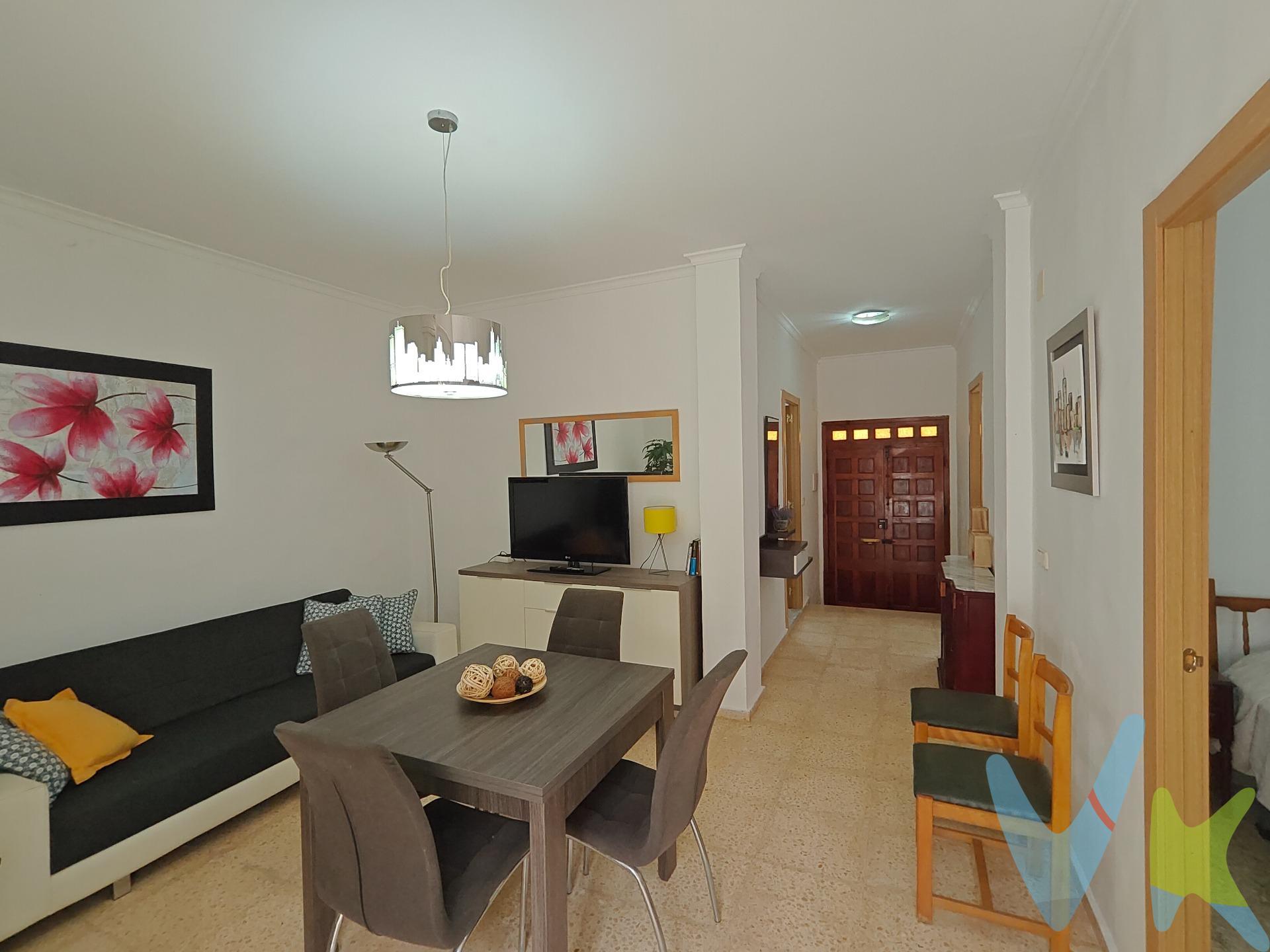 ¿Buscas calidad de vida a un precio asequible sin renunciar a la proximidad de la gran ciudad? Esta es la oportunidad que estabas esperando. Ponemos a la venta una magnífica casa en Llaurí, una ubicación privilegiada que combina la tranquilidad de un entorno natural con una excelente conexión con la costa y la capital. La propiedad cuenta con 138 m2 de superficie y 107 m2 construidos, ofreciendo un espacio optimizado, funcional y listo para entrar a vivir. Características destacadas:. Reformada: Espacios renovados y listos para disfrutar. Distribución ideal: La vivienda dispone de 4 habitaciones, un amplio salón perfecto para el descanso y una cocina independiente totalmente funcional. Confort asegurado: Equipada con ventanas de climalit (garantizando aislamiento térmico y acústico) y aire acondicionado para los meses de verano. Detalles prácticos: Dispone de zona de lavandería con pila para mayor comodidad en el día a día. La joya de la casa: Una espectacular terraza solárium desde donde podrás disfrutar de unas vistas únicas, combinando la brisa del mar y la serenidad de la montaña. Ubicación estratégica y calidad de vida: Vivir en Llaurí te ofrece lo mejor de dos mundos: Cerca de la playa: Estarás a solo 15 minutos en coche de las playas de Cullera, permitiéndote disfrutar del mar siempre que quieras sin el bullicio de vivir en primera línea. Conexión rápida con Valencia: ¿Necesitas llegar a la gran ciudad? La ubicación es excelente, con un trayecto de aproximadamente 32 minutos en coche hasta Valencia. Es la opción perfecta para quienes buscan la tranquilidad de un pueblo encantador sin alejarse de las oportunidades y servicios que ofrece la capital valenciana. Es una propiedad ideal tanto si buscas tu primera vivienda como si quieres una segunda residencia a un precio muy competitivo. No dejes pasar esta oportunidad de vivir en una casa independiente, con espacios al aire libre y todas las comodidades. ¡Ven a visitarla y descubre cómo es despertar con estas vistas!. VENTA:. PVP 159.000€. Gastos e impuestos no incluidos en el precio. La compra conlleva impuestos y gastos de formalización para el comprador. A título orientativo se informa que en segundas transmisiones el ITP con carácter general en Valencia es del 9%, pudiendo existir otros tipos impositivos atendiendo a las circunstancias personales del comprador u otras circunstancias previstas legalmente. Base imponible del impuesto el mayor valor entre el precio de compraventa, la tasación o el valor de referencia catastral. En cuanto a los gastos de notaría y registro, en su caso, suelen oscilar aprox. entre 1,5% y 2,5% (aranceles variables según precio, n.º de copias y complejidad). El comprador elige notario. Si el comprador precisase de hipoteca: tasación, condiciones y costes bancarios serán según entidad elegida por el comprador, así como los gastos de gestoría, y cualesquiera otros gastos inherentes a la formalización de la compraventa que legalmente correspondan a la parte compradora, salvo pacto expreso en contrario con el vendedor. El consumidor tiene, conforme a la normativa vigente, a su disposición información y documentación adicional relativa al inmueble y condiciones de la compraventa, que podrá ser consultada en C/Joaquín Costa 4, bajo 46005 Valencia o urbe2@remax.es. Honorarios de mediación inmobiliaria a cargo del COMPRADOR: (3% del precio final de venta más IVA (21%), salvo otro pacto.); y de VENDEDOR (según acuerdo con el mismo). Se informa al consumidor que la agencia actúa como intermediaria inmobiliaria en la operación, estando cualquier eventual compraventa y sus condiciones sujeta a la aceptación expresa del propietario-vendedor y a la posterior formalización del correspondiente contrato.