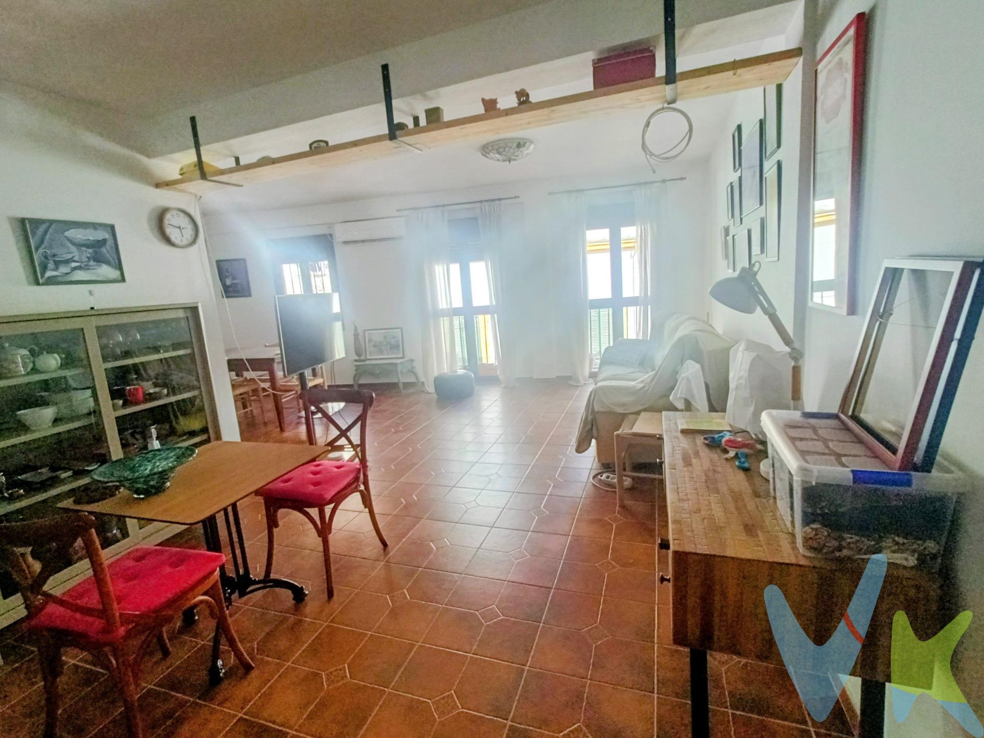 Piso reformado y listo para entrar a vivir en San Basilio. Ponemos a la venta esta estupenda vivienda ubicada en el barrio de San Basilio, una de las zonas con más encanto y tradición de Córdoba, a un paso del casco histórico las murallas y los principales monumentos de la ciudad. Una zona tranquila, con todos los servicios y perfectamente comunicada con el centro. y bien comunicada con el centro de la ciudad.  La vivienda se sitúa en una segunda planta con ascensor, cuenta con 97 m² construidos y fue reformada hace apenas 6-7 años, por lo que se encuentra en un estado impecable, lista para entrar a vivir. La vivienda se distribuye en un amplio salón comedor lleno de luz natural gracias a sus tres grandes entradas de luz (dos balcones y una ventana), una cocina abierta comunicada con el salón, alargada, moderna y funcional, con ventana a un patio interior que aporta ventilación y luz adicional, dos dormitorios, ambos con vistas a un patio interior amplio y muy luminoso y un cuarto de baño completo reformado  junto a un vestidor funcional que te permitirá mantener el orden sin esfuerzo junto al pasillo de distribución. Cuenta con buenas calidades como carpintería exterior  con cristal doble, que asegura un buen aislamiento térmico y acústico, aire acondicionado por split en salón (de gran potencia) y en uno de los dormitorios. Estancias amplias, funcionales y con una distribución muy cómoda. Además cuenta con un trastero en la azotea para mayor desahogo. Esta vivienda es perfecta tanto como primera residencia como para inversión de alquiler a largo plazo, en una zona tranquila y con todos los servicios cercanos y a un paso del centro histórico, vivirás la esencia de la ciudad sin renunciar a la tranquilidad. La vivienda se vende sin mobiliario, excepto los muebles de cocina. INFORMACIÓN RELEVANTE. Para cumplir con la normativa vigente tenemos a disposición del cliente el Documento Informativo Abreviado (DIA) así como la información mínima solicitada en el artículo 31 de la Ley 12/2023, de 24 de mayo, por el Derecho a la Vivienda. Los precios indicados no tienen caducidad, pero pueden ser alterados sin previo aviso. En caso de venta, el precio corresponde únicamente al inmueble. Los gastos de la compraventa serán según ley (Notaría, Registro de la Propiedad e Impuestos) y no están incluidos en el precio del inmueble reflejado, al igual que no están incluidos los honorarios de la Agencia Inmobiliaria. FINANCIACIÓN: Si lo desea, ponemos a su disposición un estudio profesional previo, gratuito y personalizado de financiación para la compra del inmueble. 