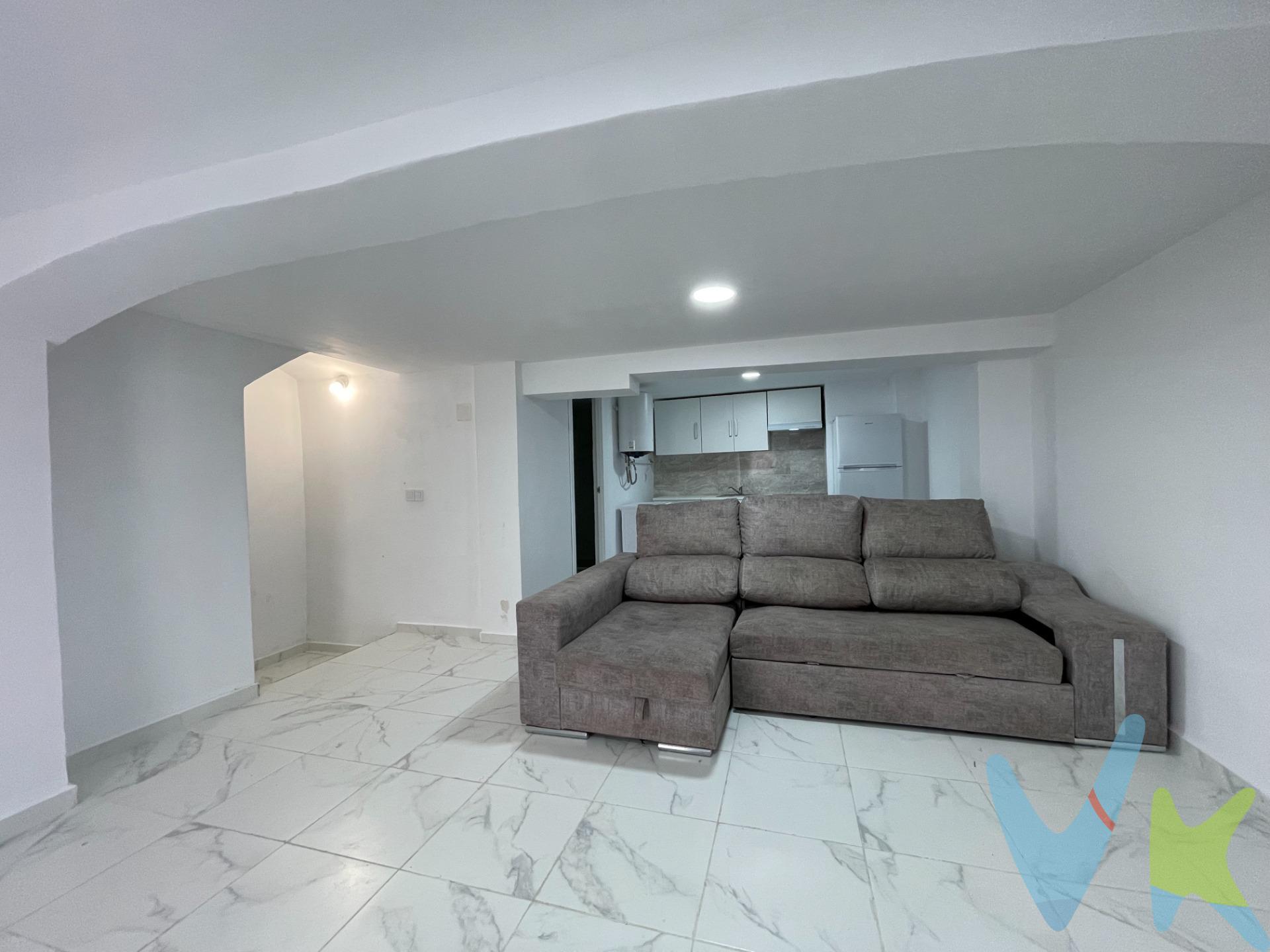 Imagina despertar cada mañana en una calle tranquila, de esas donde el silencio aún se escucha y la vida transcurre sin prisas. Una casa con historia, con paredes gruesas de las de antes, que abrazan el invierno y refrescan el verano. Un hogar donde cada rincón invita a quedarse. Esta vivienda de pueblo, completamente reformada con un estilo moderno y funcional, combina el carácter tradicional con las comodidades actuales. Situada en la calle Escultor García, disfrutarás de la calma de una zona poco transitada y, al mismo tiempo, de la comodidad de tenerlo todo a mano: el centro de Requena, el Teatro Principal, supermercados, tiendas y a tan solo 8 minutos andando. de la estación de tren y autobús. La casa se distribuye en tres plantas pensadas para aprovechar cada espacio. En la primera planta encontramos una práctica zona de recepción y almacén, ideal como área de trabajo, trastero o apoyo para el día a día. Subiendo las escaleras, se abre el corazón del hogar: un amplio y luminoso salón-comedor con cocina abierta, diseñado para compartir momentos, risas y largas sobremesas con familia y amigos. En esta planta también hay un baño completo de estilo moderno con plato de ducha. En la última planta se ubica la zona de descanso: dos habitaciones, una doble exterior a la fachada principal, bañada por luz natural, y otra interior, acogedora y versátil. Entre ambas, un espacio diáfano perfecto para vestidor o zona de estudio, además de un segundo baño completo con ducha. Una casa lista para entrar a vivir, eficiente, acogedora y con el equilibrio perfecto entre tradición y modernidad. No es solo una vivienda. Es el lugar donde empezar tu próxima historia. VENTA:. PVP 110.000€.  Gastos e impuestos no incluidos en el precio. La compra conlleva impuestos y gastos de formalización para el comprador. A título orientativo se informa que en segundas transmisiones el  ITP  con carácter general en  Valencia  es del  10%, pudiendo existir otros tipos impositivos atendiendo a  las circunstancias  personales del comprador u otras circunstancias previstas legalmente. Base imponible del impuesto el mayor valor entre el precio de compraventa, la tasación o el valor de referencia catastral. En cuanto a los gastos de  notaría y registro, en su caso,  suelen oscilar aprox; entre 1,5% y 2,5% (aranceles variables según precio, n.º de copias y complejidad). El comprador elige notario. Si el comprador precisase de  hipoteca: tasación, condiciones y costes bancarios serán según entidad elegida por el comprador, así como los gastos de gestoría, y cualesquiera otros gastos inherentes a la formalización de la compraventa que legalmente correspondan a la parte compradora, salvo pacto expreso en contrario con el vendedor. El consumidor tiene,  conforme a la normativa vigente, a su disposición información y documentación adicional relativa al inmueble y condiciones de la compraventa, que podrá ser consultada en C/Joaquín Costa 4, bajo 46005 Valencia o urbe2@remax.es. Honorarios de mediación inmobiliaria a cargo del  COMPRADOR: (3% del precio final de venta más IVA (21%), salvo otro pacto.); y  de VENDEDOR (según acuerdo con el mismo). . Se informa al consumidor que la agencia actúa como intermediaria inmobiliaria en la operación, estando cualquier eventual compraventa y sus condiciones sujeta a la aceptación expresa del propietario-vendedor y a la posterior formalización del correspondiente contrato.