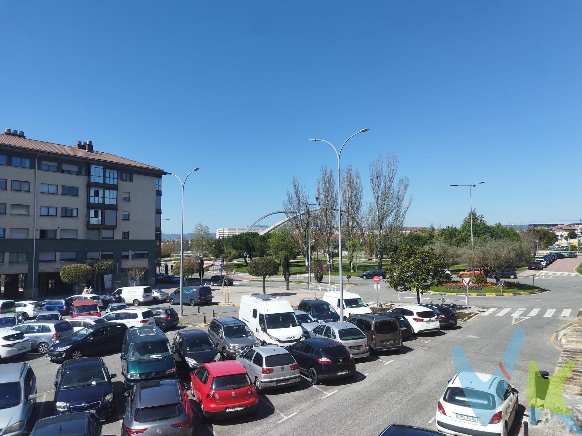 Se vende trastero ubicado junto a la puerta del portal, en la misma planta Baja del edificio situado en Santa Cruz de Ardoi, número 1, en una de las zonas más demandadas de Zizur Mayor. Se trata de un trastero de 5,39 m2 con altura y que dispone de fácil acceso tanto desde la calle, ideal para almacenar pertenencias de manera cómoda y segura. Espacio seco, ventilado y en buen estado de conservación. Perfecto para guardar bicicletas, herramientas, material de temporada o liberar espacio en casa. Actualmente no tiene gastos ya que la luz se paga entre los propietarios de los trasteros y existe un bote con el que se cubre dicho gasto. ¡Una buena oportunidad tanto para particulares como para inversión!. (Los datos proporcionados son meramente informativos y no tienen valor contractual. El precio de venta indicado no incluye impuestos ni gastos de transmisión). 