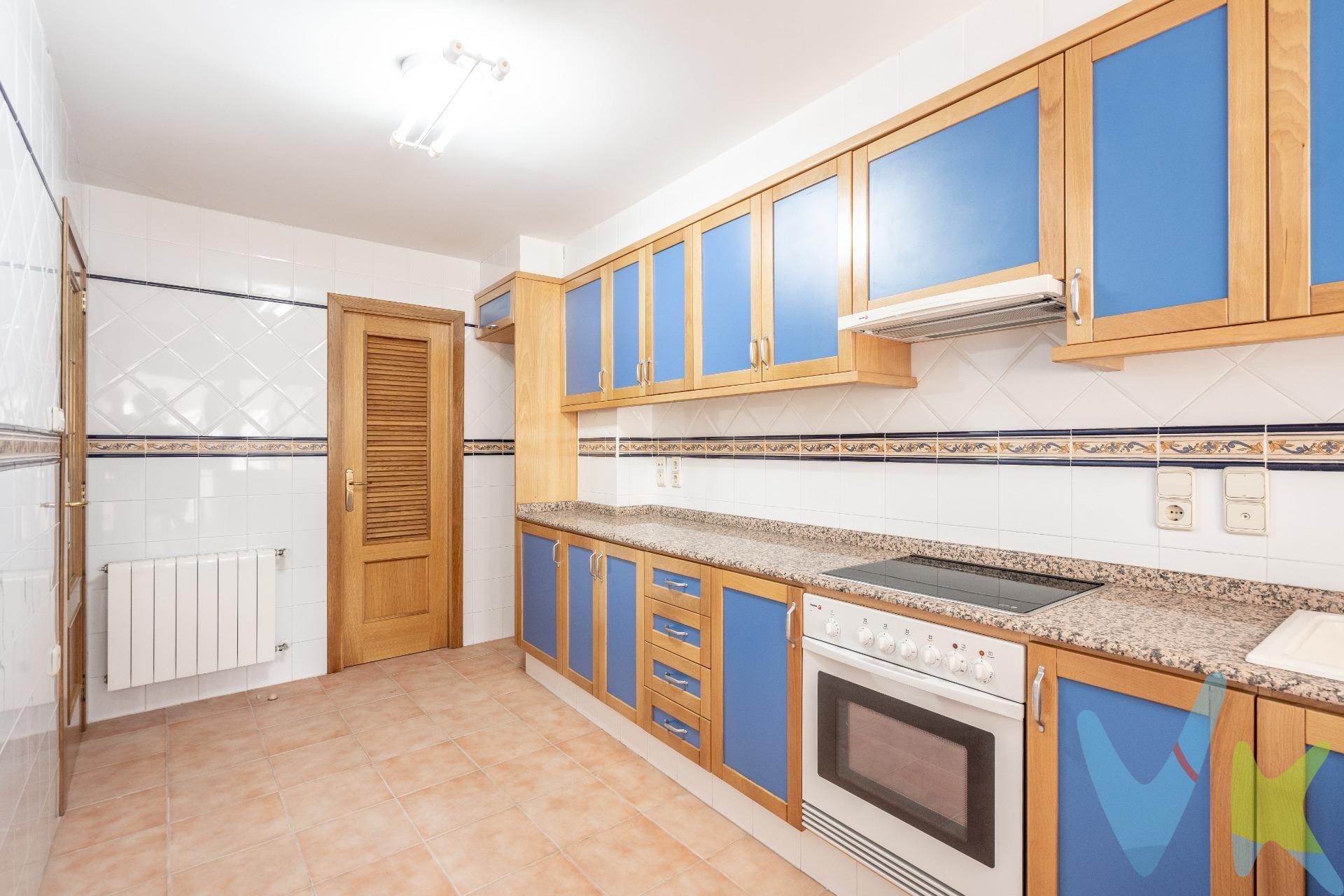¡Oportunidad única en Carlet!. Gran casa en venta, ideal para familias y proyectos. Ubicada en una excelente zona de Carlet, ponemos a la venta esta magnífica casa de tres pisos con características excepcionales. La planta baja es un espacio diáfano totalmente versátil, perfecto para transformar según tus necesidades. En el primer piso encontrarás cuatro habitaciones amplias, un baño completo y un aseo. Además, tiene acceso directo a la antigua cambra, ideal para almacenamiento o proyectos adicionales. Este piso está para reformar, ofreciéndote la oportunidad de diseñarlo a tu gusto. El segundo piso está totalmente reformado, con cuatro habitaciones espaciosas y luminosas, dos baños modernos y funcionales y un lavadero independiente. Las reformas son de alta calidad, cuidando cada detalle para ofrecer el máximo confort y estilo. Arriba, la casa cuenta con una amplia terraza perfecta para disfrutar de momentos al aire libre. Todos los pisos están conectados por una cómoda escalera, garantizando una circulación fácil y segura por toda la casa. Esta casa ofrece un potencial increíble para convertirse en el hogar de tus sueños o en una excelente inversión. No pierdas la oportunidad de vivir en una zona privilegiada de Carlet, rodeada de servicios y comodidades. Contáctanos hoy mismo para más información y para concertar una visita. Tu nueva vida en Carlet te espera. Por mandato expreso del propietario, comercializamos este inmueble en exclusiva, lo que le garantiza el acceso a toda la información, a un servicio de calidad, un trato fácil, sencillo y sin interferencias de terceros. Por este motivo, se ruega no molestar al propietario, a los ocupantes de la propiedad, a los vecinos o conserjes del edificio o urbanización si los hubiera. Muchas gracias por su comprensión. Si usted es agente inmobiliario y tiene un cliente para este inmueble, llámenos: estaremos encantados de colaborar.