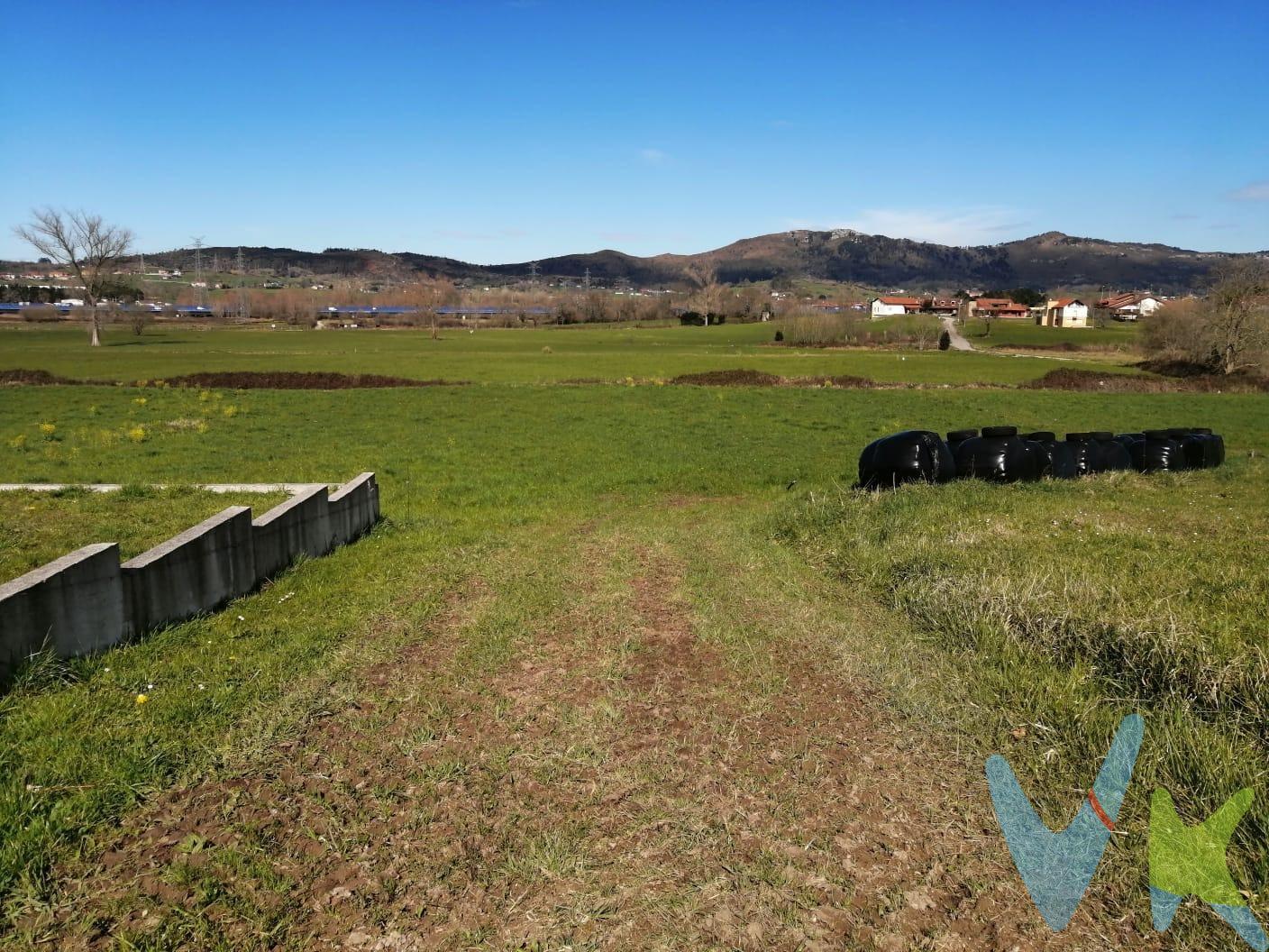 En pleno Arenal De Penagos tenemos una magnifica finca urbanizable con proyecto y licencia solicitada. A un paso del Parque De La Naturaleza De Cabárceno a 20 min de Santander y a 15 min de Torrelavega. Tiene cerca la autovía en todas las direcciones. Lugar totalmente recomendable para construir ahí tu hogar, tranquilidad y en plena naturaleza, pero a la vez cerca de todos los servicios. . Proyecto realizado para una vivienda en planta de unos 170 m² mas la planta de garaje con otros 170 m². Todavía lo estas pensando???.. Corre que nos lo quitan de las manos. Llámanos y te informaremos. Los impuestos, gastos de notaría y registro no están incluidos en el precio.