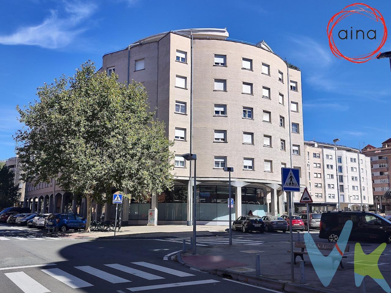 Ubicado en la encantadora plaza Ezkabazabal de Burlada, te presentamos esta excelente oportunidad de adquirir un piso con una superficie útil de 93 m2. Este inmueble se encuentra en la cuarta planta del edificio y cuenta con ascensor, lo que garantiza comodidad para todos sus habitantes. Su orientación SurOeste/Oeste permite disfrutar de mucha luz natural durante todo el día, creando un ambiente cálido y acogedor. La vivienda consta de un amplio salón comedor, además dispone de cuatro dormitorios perfectamente distribuidos que ofrecen espacio suficiente tanto para familias numerosas como para quienes buscan tener espacios adicionales destinados a oficina o estudio personal. El baño principal incluye ventana al exterior aportando ventilación e iluminación natural, también hay un aseo adicional muy práctico en el día a día. Aunque casi toda la propiedad es exterior —brindando vistas agradables— cabe destacar que solo cocina y baño dan al patio interior del edificio. La propiedad está para entrar a vivir.  Situada dentro de una zona tranquila con buenos vecinos. Además contarás con una cómoda plaza garaje incluida precio final venta evitando preocupaciones de aparcamiento. En las cercanías de la vivienda se encuentran to tipo de servicios básicos y esenciales tales supermercado, diversos comercios, farmacias, colegios, autobuses, parques, biblioteca, centro de salud, casa de cultura.. No dudes en venir a verlo. Datos meramente informativos, sin valor contractual. Impuestos y gastos de transmisión no incluidos.