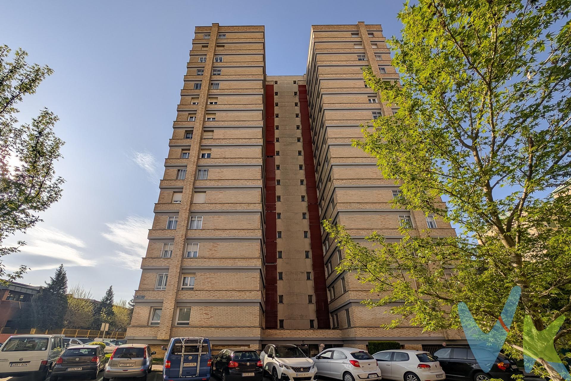 Se vende espacioso piso situado en Barañáin, una de las zonas más demandadas y bien comunicadas del municipio. Una vivienda perfecta para familias que buscan comodidad, amplitud y una ubicación privilegiada. El piso cuenta con cinco habitaciones, lo que ofrece múltiples posibilidades: dormitorios, despacho, cuarto de juegos o zona de estudio. Dispone de dos baños completos, lo que aporta funcionalidad y confort al día a día. La terraza, con muy buena orientación, es ideal para disfrutar del sol, relajarse o incluso comer al aire libre. Además, desde ella se pueden apreciar vistas despejadas, lo que da una gran sensación de amplitud y tranquilidad. El inmueble goza de una excelente orientación, lo que garantiza luz natural durante todo el día. Se trata de una vivienda luminosa y con gran potencial para convertirse en un hogar a medida. Una oportunidad única para vivir en un entorno cómodo y bien conectado, con espacio de sobra para toda la familia. GASTOS E IMPUESTO NO INCLUIDOS.