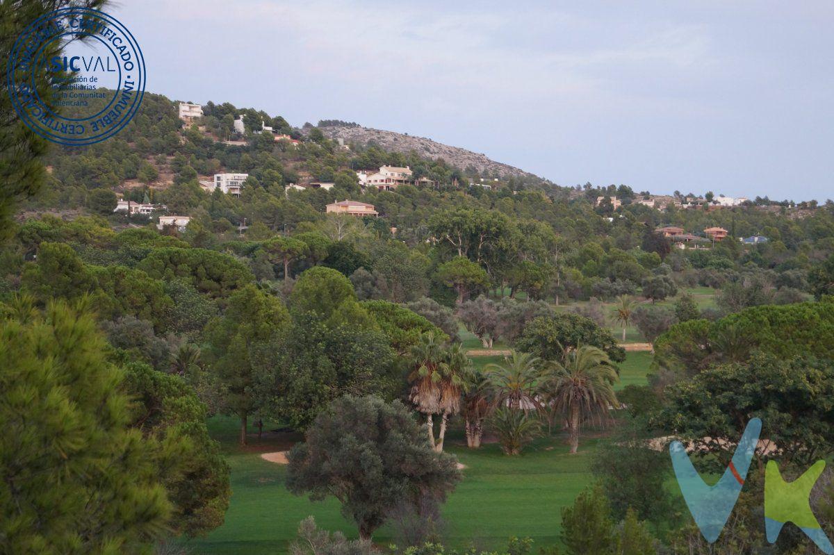 Esta es tu urbanización, la Coma, situada a tan sólo unos minutos de la Capital donde normalmente te desarrollas profesionalmente, pero cuando llega el final de la jornada laboral o los días festivos aquí podrás disfrutar de los tuyos y de la tranquilidad que te ofrece la naturaleza, además en esta urbanización podrás disfrutar de paseos por las distintas sendas que o bordean el campo de golf o bien encrestan las primeras montañas de la plana pudiendo disfrutar de unas vistas fabulosas. Y como no tendrás a tu disposición unas de las mejores instalaciones deportivas de la provincia para poder practicar: Golf. tenis, padel, futbol etc.. Y todo esto en la casa que puedes construir a tu gusto y necesidad. No lo dudes llámanos. En cumplimiento de las obligaciones de información previstas en la Ley 10/2025, de 28 de. diciembre, de servicios de atención a la clientela y transparencia, así como en la normativa. sectorial vigente, se hace constar que el precio indicado no incluye los gastos e impuestos. inherentes a la adquisición, los cuales se desglosan a continuación:. - Impuesto sobre Transmisiones Patrimoniales (ITP): Se aplicará el tipo impositivo vigente en la. Comunidad Valenciana, generalmente el 10%, sin perjuicio de tipos reducidos aplicables según. las circunstancias personales del comprador o las características del inmueble. El impuesto se. devenga sobre el Valor de Referencia Catastral o el precio de venta, aquel que resulte superior. Para una información exhaustiva sobre el funcionamiento, tipos impositivos y bonificaciones del. ITP, puede consultar el portal oficial de la Agencia Tributaria autonómica en el siguiente enlace:. www.atv.gva.es/es/itpajd. - Gastos de Notaría: Los honorarios notariales se calcularán conforme al arancel oficial regulado. en el Anexo I, del Real Decreto 1426/1989, de 17 de noviembre, por el que se aprueba el arancel. Notarial. - Gastos de Registro: La inscripción en el Registro de la Propiedad se facturará según el arancel. oficial establecido en el Anexo I, del Real Decreto 1427/1989, de 17 de noviembre, por el que se. aprueba el arancel de los Registradores de la Propiedad. - Gastos de Gestión: Los honorarios por la tramitación administrativa, liquidación de impuestos e. inscripción registral, en el supuesto de ser a cargo de la agencia inmobiliaria, ascienden a 450€. (IVA incluido). - Honorarios Agencia del Vendedor: incluidos en el precio publicado. - Honorarios Agencia del Comprador: Se informa que eventualmente podrían existir honorarios. profesionales a cargo del adquirente, en aquellos casos en que se hubieran contratado. previamente los servicios específicos del encargo de compra y en ningún caso estarán. vinculados al precio. La agencia actúa exclusivamente como intermediaria en la operación. Cualquier compraventa y. sus condiciones quedan sujetas en todo caso a la aceptación expresa del propietario del. inmueble y a la posterior formalización del correspondiente contrato. El presente anuncio tiene. carácter meramente informativo; la información suministrada se corresponde con la disponible a. la fecha de publicación, pudiendo variar en función de las circunstancias o actualizaciones. legales, contractuales y fiscales. 
