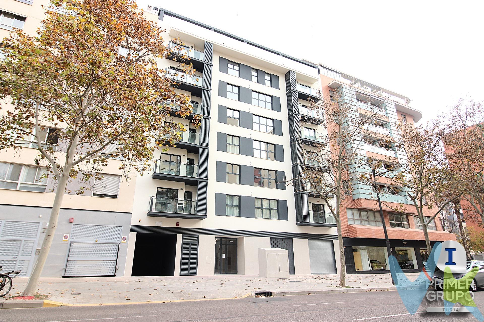 PISO NUEVO A ESTRENAR. Ubicada en el distrito de Campanar, concretamente en el barrio de Sant Pau, se encuentra esta exclusiva vivienda de 90,76 m² construidos, alcanzando los 109 m² si se incluye la cuota de elementos comunes. La propiedad se sitúa en la tercera planta de un moderno edificio residencial finalizado en 2025. El edificio ofrece completas zonas comunes, entre las que destacan una piscina comunitaria con espacio para hamacas y toallas, zona de juegos infantiles y áreas pensadas para el disfrute familiar en un entorno seguro y tranquilo. La vivienda sobresale por su salón-comedor de concepto abierto, con salida a un balcón con vistas a la calle, integrado con una espectacular cocina con isla. Este diseño fomenta una conexión natural entre los espacios, permitiendo cocinar sin aislarse, conversar con invitados o supervisar a los más pequeños. La isla, además de su funcionalidad, aporta un fuerte impacto visual y se convierte en un espacio versátil ideal para desayunos o cenas informales, símbolo de modernidad, luminosidad y estilo. La cocina se encuentra completamente equipada con electrodomésticos de la marca Electrolux y tanto el frigorífico como el lavavajillas se encuentran ocultos en la propia armariada. En esta zona de día se encuentra también un baño completo de generosas dimensiones, equipado con lavabo, inodoro y bañera, perfectamente integrado para cubrir las necesidades cotidianas. Desde el recibidor se accede a la zona de noche, concebida para el descanso, el estudio y la tranquilidad. Está compuesta por tres dormitorios: dos individuales, ambos con armarios empotrados y ventanas oscilobatientes con vistas a las zonas comunes del edificio; y un dormitorio principal con armario empotrado, balcón con vistas a la piscina y baño en suite, equipado con plato de ducha, lavabo e inodoro, creando un espacio íntimo y confortable. La propiedad incluye en el precio una plaza de garaje y un trastero en el mismo edificio, facilitando el día a día y evitando preocupaciones de aparcamiento. Su ubicación es estratégica, próxima a centros comerciales como Hipercor y Nuevo Centro, al futuro estadio Nou Mestalla, y con excelente conexión tanto al centro de la ciudad como a las principales vías de entrada y salida, lo que garantiza una vida cómoda y bien comunicada. Si busca una vivienda de lujo en Campanar, Primer Grupo Turia le ofrece la oportunidad de descubrir esta exclusiva propiedad a estrenar, con piscina, zonas comunes y una amplia oferta de servicios, en un edificio de reciente construcción finalizado en 2025.