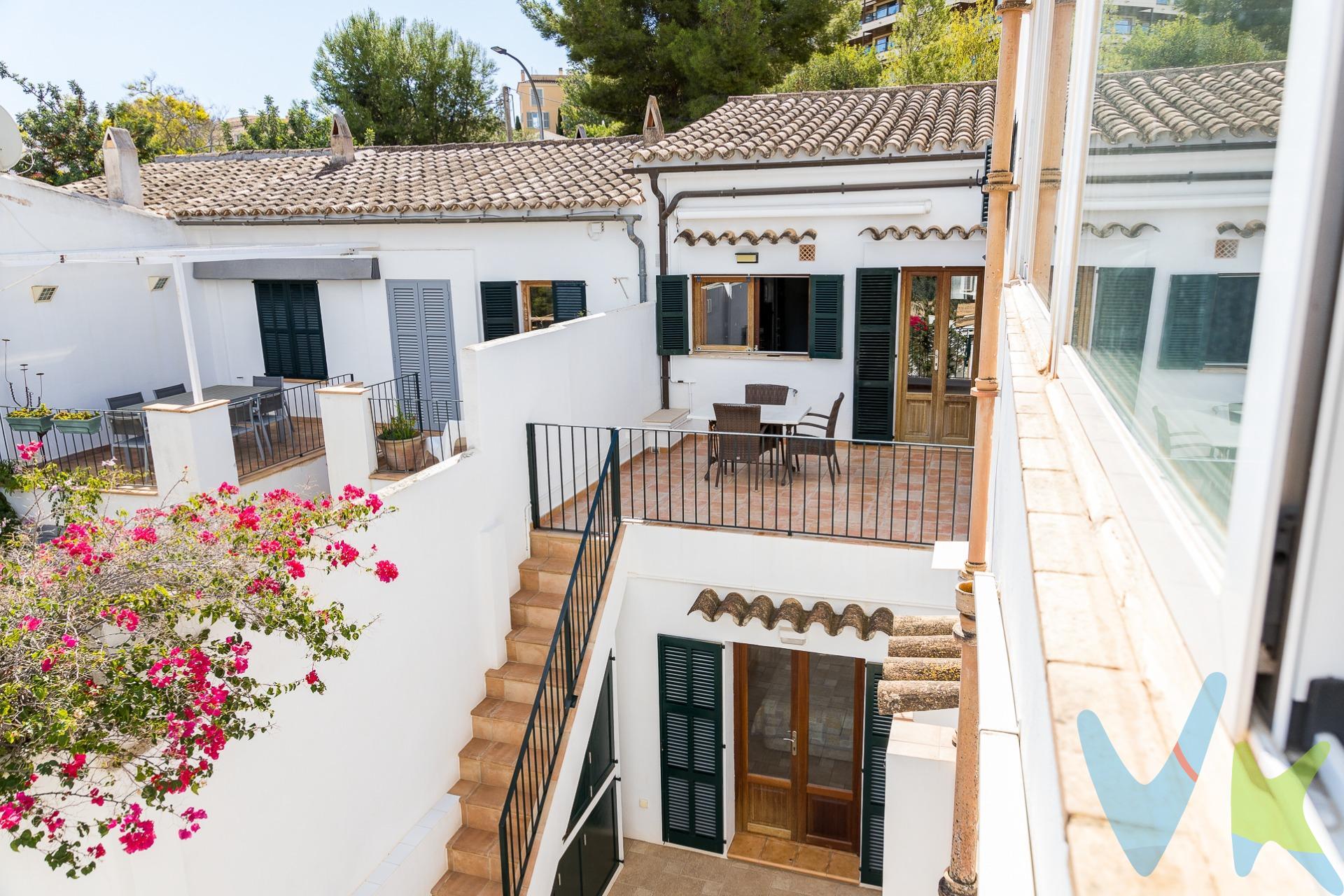 Te presentamos esta acogedora casa de 166 m² construidos y 7 metros de fachada, lista para entrar a vivir. Ubicada en una zona tranquila y bien comunicada, esta vivienda ofrece comodidad y calidez sin necesidad de reformas. Al acceder a la zona de día, encontramos un luminoso salón orientado al sur, con un techo de vigas vistas de entre 3 y 6 metros de altura, que aporta amplitud y carácter mallorquín. Junto a él, una sala contigua permite múltiples usos, con la posibilidad de abrirla hacia la cocina para crear un espacio diáfano. Además, dispone de chimenea y una ventana en el techo con apertura automática que proporciona luz natural. La cocina, funcional y bien equipada, cuenta con encimera de diseño en color beige, cocina de gas natural, una amplia despensa y un altillo de almacenaje. Desde aquí, disfrutarás de vistas al Castillo de Bellver mientras cocinas. Uno de los espacios más destacados de la casa es su terraza de 30 m², perfecta para momentos de relax al aire libre con privacidad y vistas despejadas. En cuanto a las calidades, la vivienda fue reformada íntegramente e incluye calefacción por radiadores, aire acondicionado con bomba de calor en todas las estancias, suelo de barro natural, ventanas de madera de iroko y persianas mallorquinas de madera de pino. En la zona de noche encontramos: Una habitación individual con espacio para cama y escritorio, que da acceso a una terraza-solárium actualmente cerrada y habilitada como estudio. Una segunda habitación doble con armario empotrado y gran entrada de luz natural. Un baño completo con bañera y una coladuría independiente. La habitación principal, amplia y luminosa, con armario empotrado, acceso directo a una terraza privada y baño en suite con bañera. Además, podrás aparcar cómodamente en la puerta de la vivienda. Si buscas una casa en excelente estado, cerca del mar y con todos los servicios esenciales a tu alcance, esta puede ser tu próxima vivienda. *Este inmueble se comercializa mediante el sistema VentaPlus de ABSI (Agrupación Balear de Servicios Inmobiliarios) y Ia agencia comercializadora ha supervisado Ia documentación necesaria para Ia compraventa".