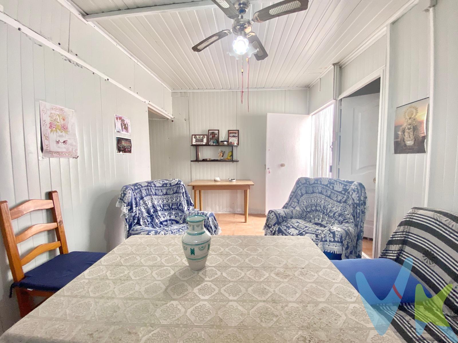 OD1183. Finca rústica de 220 m² con casita prefabricada de chapa sándwich en playa las 3 Piedras. Proindiviso (solo otra parcela más, comparten el IBI del terreno). La vivienda dispone de salón, cocina, 2 baños con ventana, uno de ellos en habitación,  2 dormitorios amplios y bastante espacio exterior para disfrutar del aire libre y estacionar varios coches. Tiene una parte con techo de zinc para desayunar o almorzar a la sombra. Tiene suministro de agua potable, luz y agua de pozo. Y un trastero en el exterior que sirve también de lavadero. Puerta de garaje amplia. Se informa al consumidor de que los gastos e impuestos derivados de la compraventa no están incluidos en el precio publicitado. En las segundas transmisiones, la compra está sujeta al Impuesto de Transmisiones Patrimoniales (ITP), cuyo tipo general en Andalucía es actualmente del 7%, pudiendo existir bonificaciones en función de las circunstancias personales del comprador u otras condiciones previstas en la normativa vigente. Para el cálculo del impuesto, la base imponible se determinará tomando el mayor valor entre el precio de compraventa, el valor de tasación o el valor de referencia catastral. Los gastos de notaría y Registro de la Propiedad, en su caso, son variables y dependen de los aranceles aplicables según el precio y la complejidad de la escritura, pudiendo oscilar aproximadamente entre el 0,5% y el 0,6% del precio de compraventa. En caso de necesitar financiación, la obtención de la misma es ajena a la agencia inmobiliaria, debiendo solicitarse directamente a la entidad bancaria correspondiente, que establecerá las condiciones y costes de la operación.