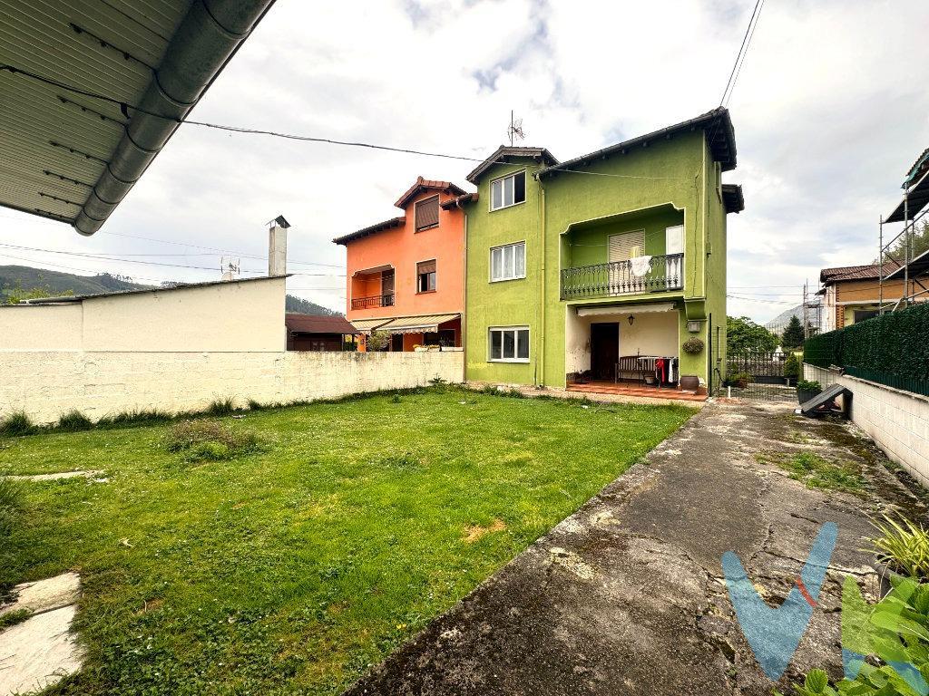 Exclusiva vivienda de tres plantas con amplio jardín y garaje privado en Los Corrales – Zona La Hoya. ¿Buscas espacio, tranquilidad y una ubicación privilegiada? Esta casa adosada de tres plantas lo tiene todo para convertirse en el hogar de tus sueños. Ubicada en La Hoya, una de las zonas más tranquilas y deseadas de Los Corrales, esta propiedad destaca por su amplitud, comodidad y encanto natural. Se asienta sobre una amplia parcela privada que rodea completamente la vivienda, ofreciendo un precioso jardín perimetral ideal para disfrutar del aire libre, organizar reuniones o simplemente relajarte en tu propio oasis de calma. La casa cuenta con 5 habitaciones espaciosas, perfectas para familias o quienes buscan un hogar con múltiples posibilidades. Una de las estancias principales dispone de un vestidor independiente, aportando ese toque de comodidad y lujo que todos deseamos. En su interior encontrarás una cocina amplia y funcional, perfecta para el día a día y también para quienes disfrutan de la gastronomía. Cada planta ha sido pensada para ofrecer el máximo confort y aprovechar al máximo la luz natural. Además, dispone de un garaje cerrado dentro de la misma parcela, lo que garantiza comodidad y seguridad para tu vehículo, además de espacio extra para almacenaje. Su excelente ubicación combina la paz de una zona residencial con la cercanía a todos los servicios: colegios, supermercados, comercios y accesos principales, todo a pocos minutos. Una casa pensada para vivir a lo grande, con espacio para crecer y disfrutar. No dejes pasar esta oportunidad única. ¡Ven a conocerla y déjate enamorar!. Gastos de la transacción: . Compra sujeta al Impuesto de Transmisiones Patrimoniales. El adquiriente se hará cargo del coste de la escritura y su inscripción en el Registro de la Propiedad.