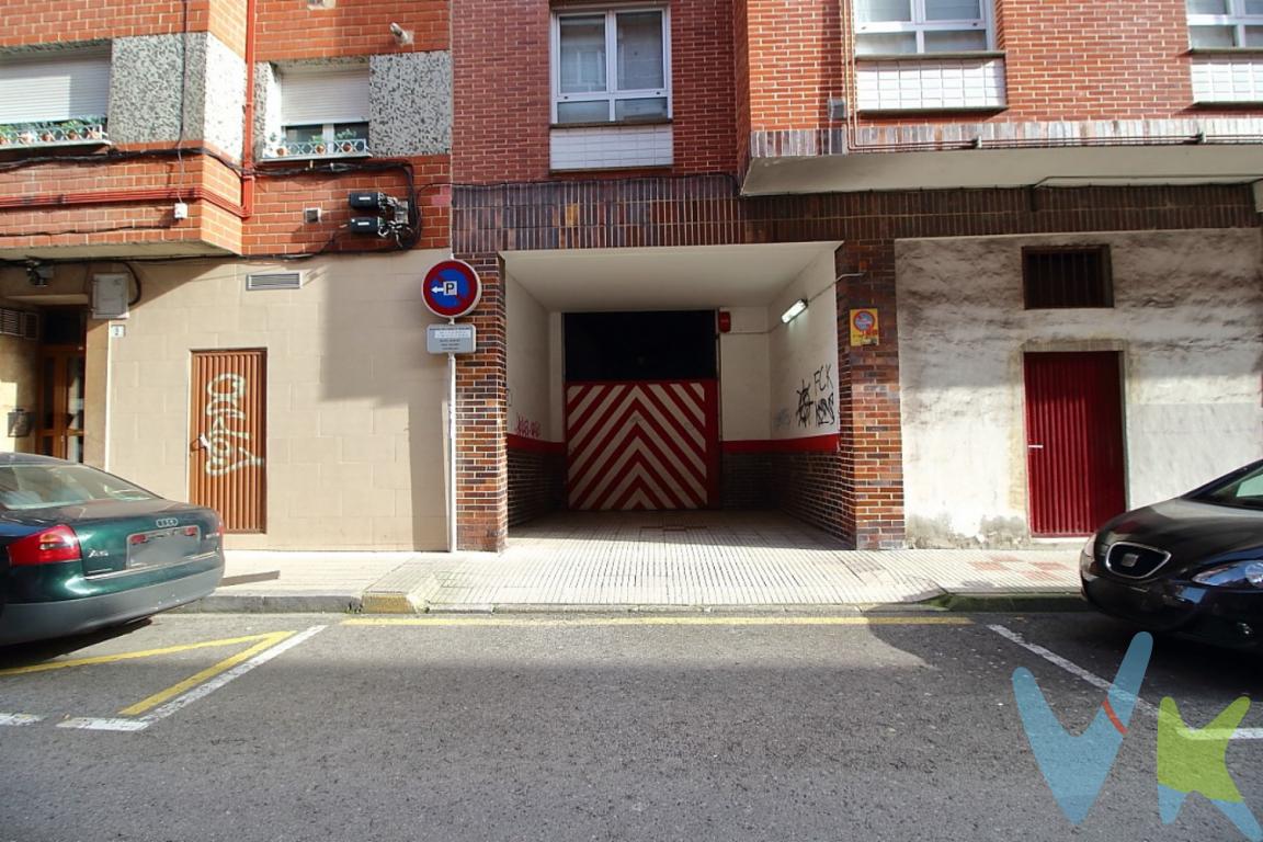 Se ofrece en venta un amplio garaje que representa una inversión segura y de gran valor. Ubicado estratégicamente en una de las zonas con mayor demanda de estacionamiento, este garaje es la solución ideal para quienes buscan comodidad para 2 plazas amplias de coche, con zona de trastero.Este garaje cuenta con un acceso a través de un portón automático, garantizando la máxima seguridad para su vehículo las 24 horas del día. MEDIDAS PLAZA GARAJE CERRADA (Para doble coche):Ancho: 5,97cm / Largo: 4,89cm / Altura: 4,29cmPara mayores detalles o para programar una visita, no dude en ponerse en contacto. Aproveche esta oportunidad y asegure un espacio en una de las áreas más buscadas de Gijón. ¡Esperamos poder darle la bienvenida pronto y mostrarle todas las características que hacen de este garaje una inversión valiosa! Gastos e impuestos no incluidos en el precio. A título orientativo, en segundas transmisiones, el comprador abonará el Impuesto sobre Transmisiones Patrimoniales (ITP). Para consultar los porcentajes del ITP en Asturias puede hacerlo a través de la web oficial de servicios tributarios del Principado de Asturias https://sede.tributasenasturias.es/sites/sede/default/es_ES/Que-quieres-hacer/Transmisiones-Patrimoniales-y-AJD. La base imponible será el mayor valor entre precio de compraventa, tasación o valor de referencia catastral. Gastos de notaría y registro aranceles variables según precio, número de copias y complejidad). El comprador escoge libremente notario. El vendedor asume, por ley, los gastos que le correspondan, salvo pacto en contrario. Si se precisa hipoteca: Tasación, condiciones y costes bancarios según entidad elegida por el comprador; así como los gastos de gestoría y cualesquiera otros inherentes a la formalización de la compraventa. De acuerdo con la ley, no se incluyen en el precio otros gastos o tributos que legalmente correspondan al comprador.Honorarios de intermediación inmobiliaria a cargo del vendedor y honorarios de mediación inmobiliaria del 2% más I.V.A. a cargo del comprador. El consumidor tiene derecho, conforme a la normativa vigente, a disponer de información y documentación adicional relativa al inmueble y condiciones de la compraventa, accesible en la sede física de la agencia en la calle marques de casa valdes 7 de Gijón o a través del correo electrónico info@agenciadomingo.com. La agencia actúa exclusivamente como intermediaria en la operación. Cualquier compraventa y sus condiciones quedan sujetas en todo caso a la aceptación expresa del vendedor del inmueble y a la posterior formalización del correspondiente contrato. El presente anuncio tiene carácter meramente informativo; la información suministrada se corresponde con la disponible a la fecha de publicación, pudiendo variar en función de las circunstancias o actualizaciones legales, contractuales y fiscales. 