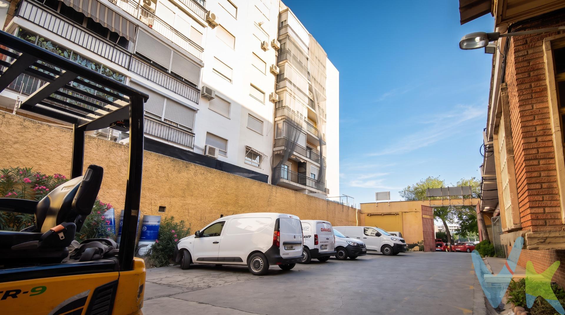 Descubre esta excepcional nave industrial ubicada en la prestigiosa zona de Camí Reial, Valencia. Con una generosa superficie construida de 1726 m² y un terreno total que abarca casi los mismos metros cuadrados (2790 m² aprox), este espacio ofrece infinitas posibilidades para emprendedores e inversores visionarios. Esta propiedad te permite múltiples transformaciones según las necesidades del nuevo propietario; ideal para adaptarse a cualquier tipo de negocio o industria. Además cuenta con cuatro aseos y varias zonas tanto de almacén como despachos, lo cual agrega valor práctico al inmueble. Su ubicación estratégica facilita el acceso rápido tanto a clientes como empleados potenciales gracias a su cercanía con centros educativos, viviendas y vías principales. Adicionalmente, dispone de cuatro persianas al exterior que permiten una fácil entrada y salida vehicular desde diferentes puntos del local; perfecto para logística empresarial eficiente. No pierdas la oportunidad: visita este inmueble junto tu arquitecto e imagina cómo puedes convertirlo en el centro neurálgico del éxito empresarial. Mobiliario, vehículos y otros elementos decorativos y personales de la propiedad no incluidos. Impuestos, gastos de compraventa, intermediación y financiación no incluidos.