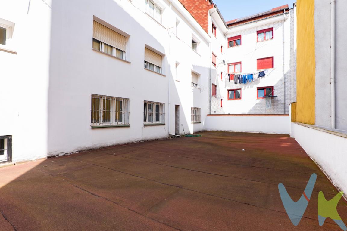 Te presentamos esta fantástica vivienda en el corazón del barrio de Laviada, junto a la estación de Autobuses, compuesta de tres amplios dormitorios, baño y aseo, salón y cocina. Como algo excepcional, dispone del uso y disfrute de un amplio patio al cual se accede desde una de las estancias. La cocina y el salón tienen vistas a la calle Santa Ana, teniendo una pequeña terraza abierta donde se ubica la caldera de gas, que abastece el ACS y la calefacción. La cercanía del centro de salud Puerta la Villa, las comunicaciones con la estacion de tren y autobuses, y los distintos comercios de toda indole, tanto de tienda a pie de calle como de locales de hostelería y restauración.  Centros educativos y centros deportivos hacen de esta opción una oportunidad única para hacer tu vivienda habitual o incluso una segunda residencia. No lo dudes más y ven a visitar esta fantastica oportunidad en pleno centro de Gijon.Se informa a los interesados que el precio de venta indicado no comprende el Impuesto de Transmisiones Patrimoniales (ITP) , los gastos asociados a la compraventa (notaría, registro de la propiedad y otros) ni los honorarios de la agencia inmobiliaria a cargo del comprador.