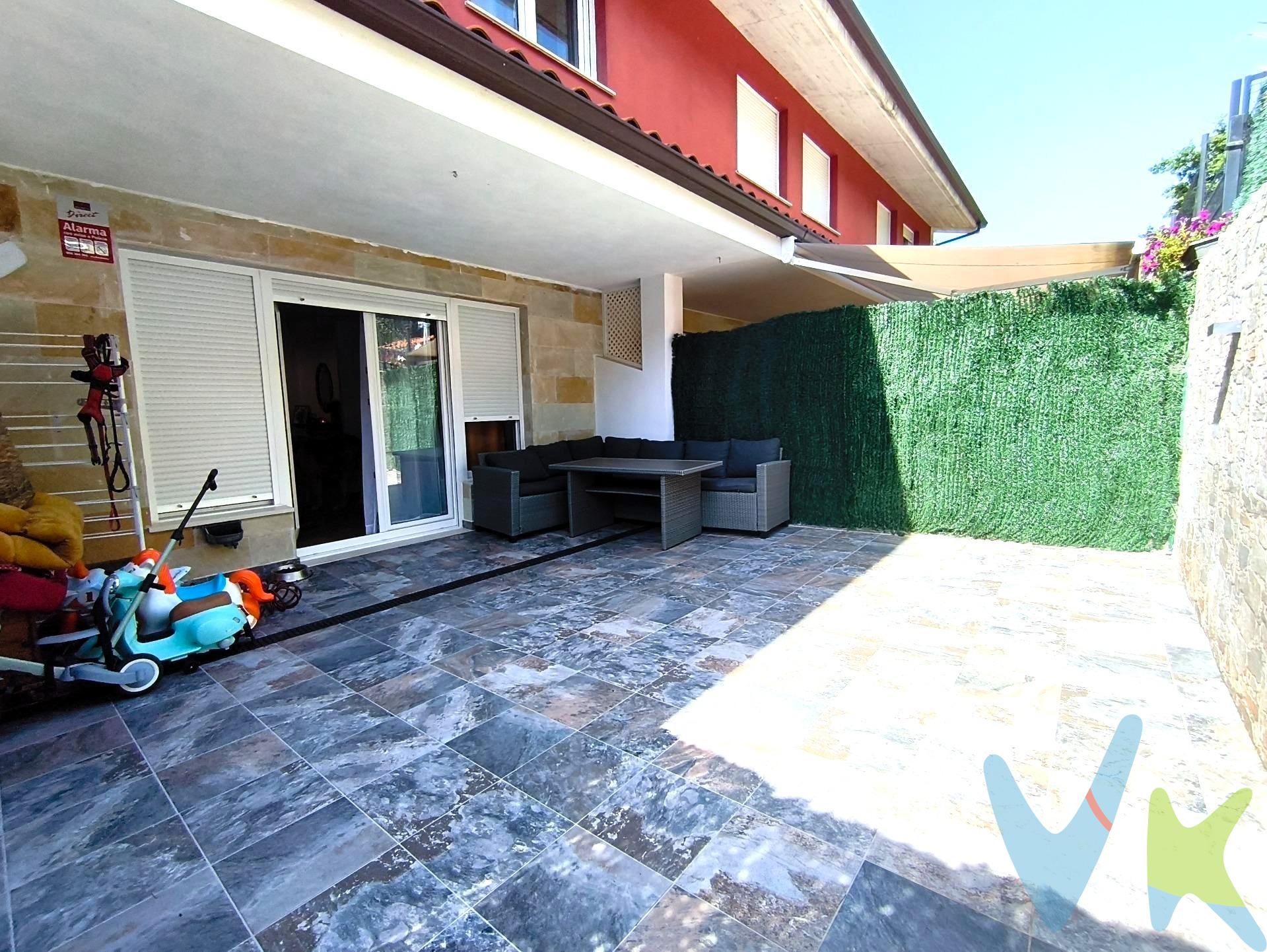 ¡Bienvenido a tu nuevo hogar! Este encantador chalet adosado ubicado en Lloreda ofrece un espacio perfecto para disfrutar con familia y amigos. Con una superficie construida generosa, esta propiedad cuenta con tres acogedoras habitaciones dobles donde podrás descansar tras un largo día, actualmente una de ellas se le da uso de vestidor. Dispone tambien de dos baños completos y un aseo adicional que facilitarán tus rutinas diarias sin complicaciones.  Se le añade una cocina perfectamente distribuida con un formato cuadrado y un amplio salón comedor desde donde salir a la zona de terraza (antiguo jardin alicatado). Además, se han realizado mejoras significativas como cocina y baños aun en garantía. Tambien  incluye preinstalación de placas solares, asegurando eficiencia energética y ahorro económico. Con cada rincón diseñado pensando en la comodidad familiar, este chalet te permitirá crear momentos memorables mientras exploras todas las posibilidades que el entorno tiene para ofrecerte. ¡No pierdas la oportunidad de vivir aquí! Contáctanos hoy mismo para más información o concertar una visita!. Los impuestos gastos de notaria y registro no están incluidos en el precio.