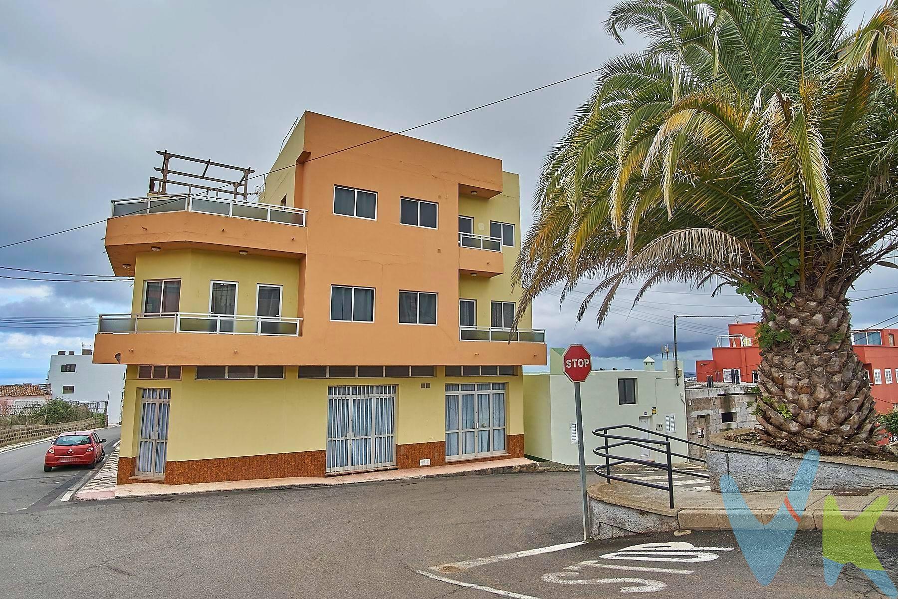 Se vende casa adosada situada en el casco del pueblo de  Casa Aguilar en Santa María de Guía. Su ubicación cerca de la carretera principal y de los servicios del pueblo ofrece un buen acceso, servicios y unas impresionantes vistas a la montaña y al mar. Se trata de una zona rústica y muy tranquila donde podrá disfrutar de la vida rural sin renunciar a los servicios de una ciudad ya que el casco de Guía está a solo 10 minutos. Este edificio que se vende completo como una única finca, está situado en esquina, cuenta con fácil aparcamiento y está distribuida en tres plantas:. 🔹 Planta baja: Anteriormente utilizada como restaurante, dispone de tres amplios salones, dos aseos y una zona de cocina con salida de humos. La altura del techo es de 3,4 m y sus amplias puertas y ventanales aportan gran luminosidad. Esta planta puede reformarse para reabrir un negocio de restauración o cualquier otro tipo de comercio, o bien transformarse en dos viviendas independientes e incluir también garaje. 🔹 Primera planta: Amplio piso con tres habitaciones dobles (dos de ellas con acceso a balcón), un baño, cocina con zona de comedor y solana con despensa. También cuenta con un gran salón en esquina con balcón, ideal para disfrutar de las vistas. 🔹 Segunda planta: Otra vivienda completa con tres dormitorios dobles (uno con balcón), salón, baño y cocina. La casa dispone de una escalera de servicio independiente que permite hacer división horizontal, pudiendo  vender o alquilar cada planta por separado. Además, las dos viviendas pueden disfrutar de su propia zona de terraza en la azotea, perfecta como zona de ocio. Como se ve en fotografías que están organizadas desde la azotea hacia abajo, hay estancias que necesitan reforma ya que se empezó a reformar dejándose sin terminar, es por ello que se deja gran cantidad de material de utilidad para finalizar la obra. Es una buena oportunidad tanto para inversión como para uso residencial. ¡No dejes pasar esta oportunidad! Para más información o concertar una visita, contáctanos. Mobiliario no incluido en la venta. Los gastos de impuestos, registro, notaría y cualquier otro derivados de la venta no están incluidos en el precio PVP.
