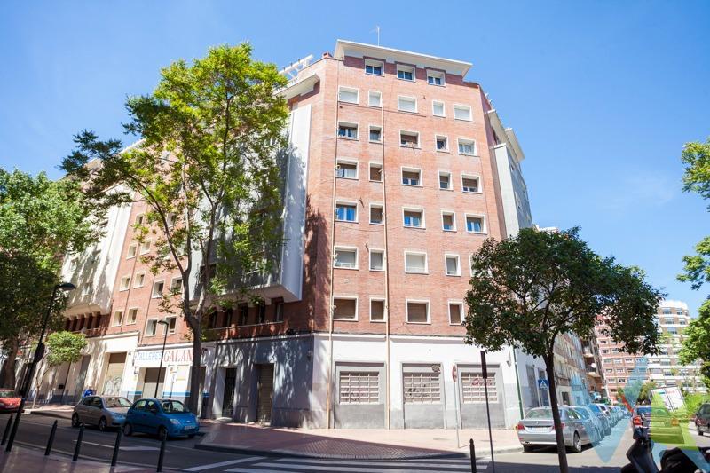 Te presentamos esta magnífica vivienda totalmente exterior, situada en una ubicación muy cómoda y bien conectada, entre Tenor Fleta y Camino de las Torres, con vistas a María Moliner y a la zona ajardinada de José Pellicer, lo que garantiza una excelente entrada de luz natural y una agradable sensación de amplitud. La vivienda se distribuye de forma funcional en salón, cocina independiente, tres dormitorios y dos baños, ofreciendo un espacio ideal tanto para familias como para quienes buscan una vivienda con estancias amplias y bien diferenciadas. El edificio cuenta con portal completamente reformado y accesible a cota cero, lo que aporta comodidad y accesibilidad para todos. Además, la vivienda dispone de calefacción individual a gas, permitiendo un mayor control del consumo y del confort en el hogar. Se trata de una excelente oportunidad para reformar a tu gusto, diseñando cada espacio según tus necesidades y creando un hogar totalmente personalizado en una de las zonas más prácticas de la ciudad, con todos los servicios, transporte y comercios a pocos pasos. Una vivienda con gran potencial, mucha luz y una ubicación privilegiada, perfecta para convertirla en el hogar que siempre has imaginado. ✨