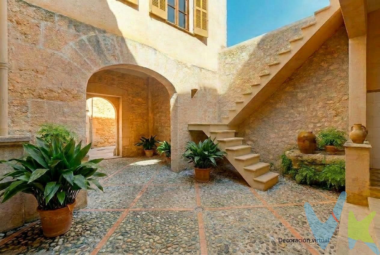 Casa mallorquina con historia en el corazón de Sineu en zona BIC (Bien de Interés cultural). En pleno centro histórico de Sineu, en una de sus calles con más carácter, se encuentra esta casa tradicional mallorquina del siglo XVIII, una vivienda con alma, detalles auténticos y muchas posibilidades para quien busca algo especial en el interior de Mallorca. La casa, de planta baja y dos alturas, hace esquina y disfruta de una orientación sureste en su fachada principal, lo que se traduce en muy buena entrada de luz y sol durante gran parte del día. Conserva elementos originales y ese encanto propio de las casas de pueblo: fachada de piedra, vigas de madera con entrevigado cerámico, carpinterías de madera, cisterna y una cocina con estética tradicional del siglo XVIII. A nivel de espacios exteriores, ofrece dos rincones muy agradables:. Patio interior con porche, perfecto para comer fuera o disfrutar de un ambiente tranquilo. Terraza en la primera planta, con vistas al casco antiguo de Sineu. En la planta superior, una de las joyas de la vivienda: buhardilla completamente diáfana, ideal como estudio, zona de trabajo o sala polivalente, con vistas a la Serra de Tramuntana. La casa fue reformada a principios del siglo XX y cuenta con una reforma parcial en 2003, actualmente esta pendiente de finalizar la obra, actualizar y personalizar según gustos y proyecto. Además, urbanísticamente existe la posibilidad de dividirla en más viviendas, una opción interesante tanto a nivel familiar como de inversión (siempre sujeto a verificación técnica y administrativa). Una oportunidad poco común para adquirir una casa independiente con historia, en el centro de la isla, con buena comunicación hacia Palma y el resto de Mallorca, y con el encanto auténtico que ya casi no se encuentra. Si te imaginas viviendo (o creando un proyecto) en una casa con carácter en Sineu, contáctanos y te damos todos los detalles. Planos y tour virtual 360º incluidos en el anuncio. . El precio de venta indicado no incluye el Impuesto de Transmisiones Patrimoniales (ITP), que será orientativamente del 8,80 %, ni los gastos notariales y registrales, estimados orientativamente en un 2 % del valor de la compraventa, los cuales deberán ser abonados por la parte compradora al firmar la correspondiente escritura pública. El importe de los impuestos se calcula sobre el precio final que conste en la escritura pública y puede variar en función de la normativa aplicable, así como de las subvenciones, ayudas, edad y demás circunstancias personales del contribuyente. Los honorarios de la agencia inmobiliaria serán asumidos íntegramente por la parte vendedora, no suponiendo coste alguno para la parte compradora. Inmobiliaria Inscrita en el Registre Oficial de Agents Immobiliaris de les Illes Balears con el NUMERO REGISTRO: GOIBE747077/2024. 