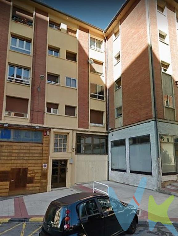 ¡¡¡NO TIENE CÉDULA DE HABITABILIDAD Y NO ES UNA VIVIENDA, ES UN LOCAL COMERCIAL!!! En el barrio de la Milagrosa (Santa María la Real) de Pamplona, muy cerca del centro y a escasos metros de las instalaciones deportivas del Club de Tenis, nos encontramos con este LOCAL COMERCIAL, en dos plantas totalmente exterior. En estos momentos se utiliza como apartamento, pero no tiene la posibilidad de hacer el cambio de uso de local comercial a vivienda, ya que no cumple con la normativa actual. En la planta baja se ubica el salón con cocina americana totalmente equipada con vitrocerámica, campana, lavadora, horno, nevera, etc... y un aseo. La primera planta diáfana, cuenta con un gran dormitorio y un baño completo con ducha, separado de la habitación por una pared de cristal de pavés, para dotarlo de la luz natural que entra a través del  gran ventanal, de doble acristalamiento, del que posee esta estancia. Esta propiedad cuenta de termo eléctrico para calentar el agua. Al no ser un espacio excesivamente grande y hallarse muy bien aislado mediante paneles de madera, se calienta rápidamente con varios radiadores eléctricos. Con entrada directa desde la calle a través de una puerta peatonal, integrada en un portón de garaje automático. No se pagan gastos de comunidad al no tener acceso desde el portal. Con todos los servicios a tu alcance, supermercados, farmacias, zonas verdes, et.. y excelentemente comunicada. Ideal como txoko/bajera para reunirte con los amigos.¡¡¡Solicítanos visita, no te quedes sin verlo!!!