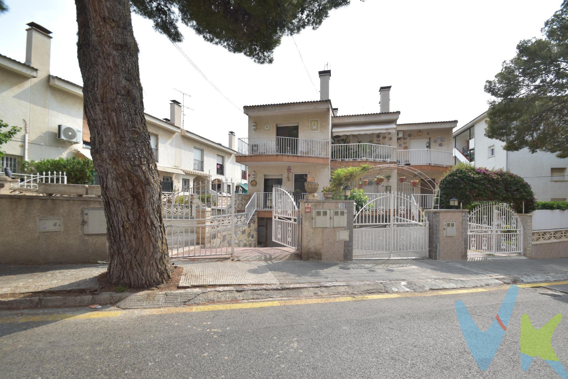 Descubre esta fantástica casa adosada esquinera que combina la tranquilidad de la costa con la comodidad de tener todo a tu alcance. Ubicada en una zona privilegiada de Cunit, estarás a solo 8 minutos a pie de las hermosas playas de arena fina y muy cerquita del centro de la ciudad. Esta luminosa vivienda orientada al suroeste, se distribuye en planta baja y primer piso, ofreciéndote un espacio ideal para toda la familia. En su interior, encontrarás:. Amplio salón-comedor con acogedora chimenea, perfecto para crear momentos inolvidables. Cocina independiente lista para tus creaciones culinarias. Armarios empotrados en dos de los tres confortables dormitorios, para una excelente organización. Baño completo y un aseo para mayor comodidad. Escaleras de acceso al primer piso y sótano muy cómodas. Aire acondicionado con split para tu confort en cualquier época del año. Disfruta del aire libre en su patio y terraza privados, ideales para relajarte o compartir con amigos y familia. Además, la propiedad cuenta con un práctico trastero y un garaje en el sótano para que nunca te falte espacio. Cunit es una encantadora ciudad costera conocida por sus playas y su excelente comunicación. Situada estratégicamente entre Barcelona y Tarragona, cuenta con acceso directo a la autopista C-32 y estación de RENFE, facilitando tus desplazamientos. (El precio no incluye impuestos (ITP, IVA y AJD), ni los gastos de notario ni los de registro.)