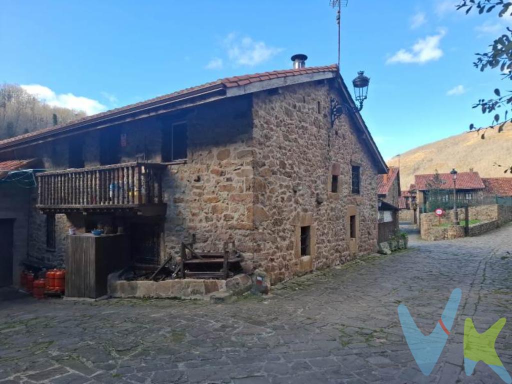 Oportunidad única de NEGOCIO CON VIVIENDA PROPIA en Bárcena Mayor!!!!Se vende acogedor restaurante en pleno corazón de Bárcena Mayor, uno de los pueblos más bonitos y visitados de Cantabria.El inmueble combina perfectamente negocio y hogar, ideal para quienes buscan emprender en un entorno rural con encanto, rodeado de naturaleza y turismo durante todo el año.El restaurante cuenta con salón comedor luminoso, barra equipada, cocina completamente acondicionada y zona de almacenamiento. Su estilo tradicional montañés, con piedra y madera, crea un ambiente cálido y atractivo para los clientes.La propiedad incluye además una vivienda en la planta superior, compuesta por dos habitaciones, cocina y baño, perfecta para uso propio o ampliación del negocio.Dispone de terraza exterior, ideal para la temporada de buen tiempo, y se encuentra en una zona de gran visibilidad y tránsito turístico.Una oportunidad excepcional para invertir en un proyecto con encanto, en un entorno natural privilegiado y con gran potencial.Solicita una visita para ver todo su potencial!!!!